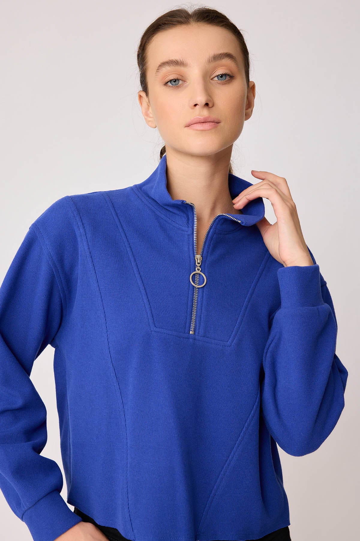 KNITTED SWEATSHIRT WITH STEEP COLLAR & ZIPPER