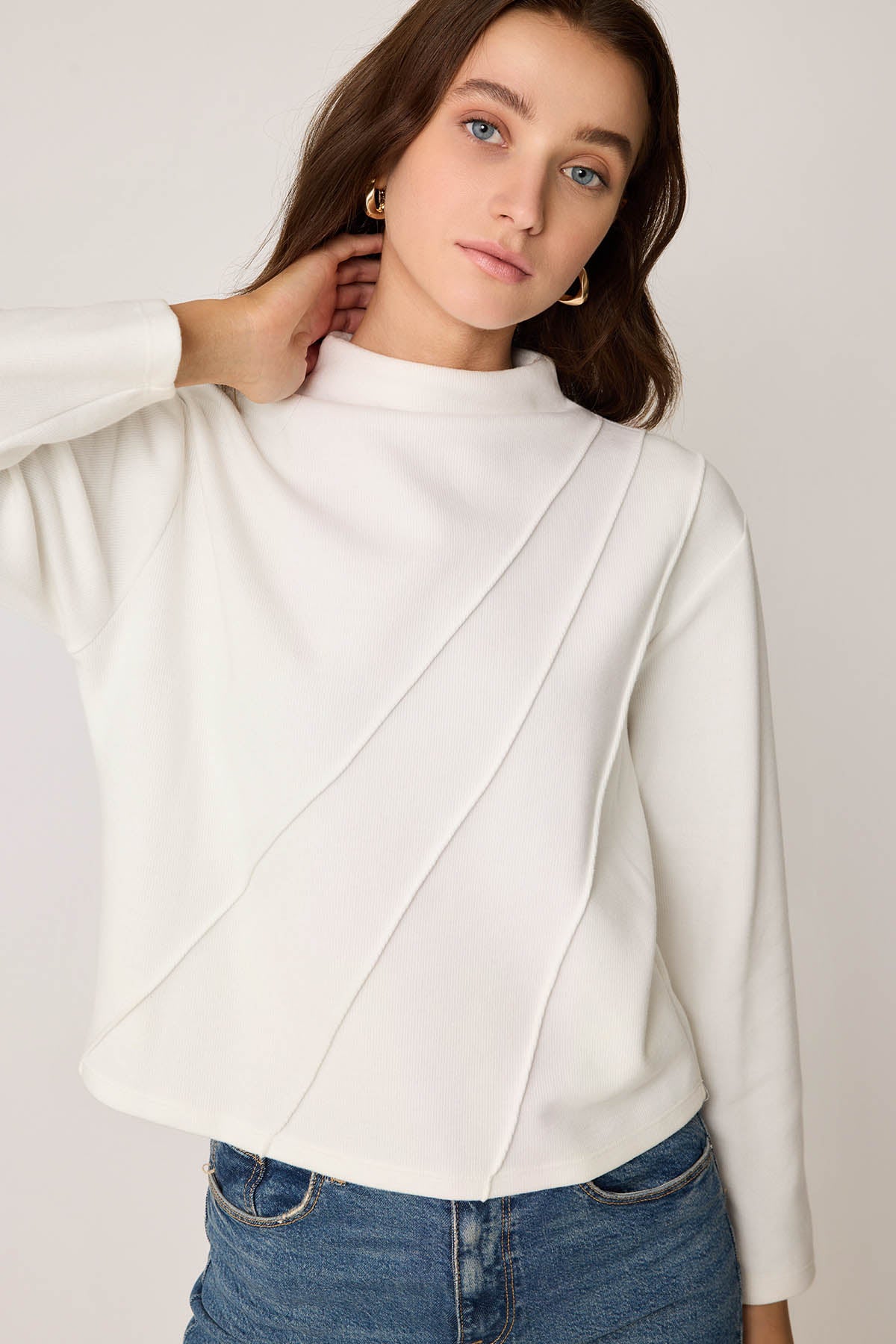STEEP COLLAR FRONT-STITCHED BACK-ZIPPED BLOUSE