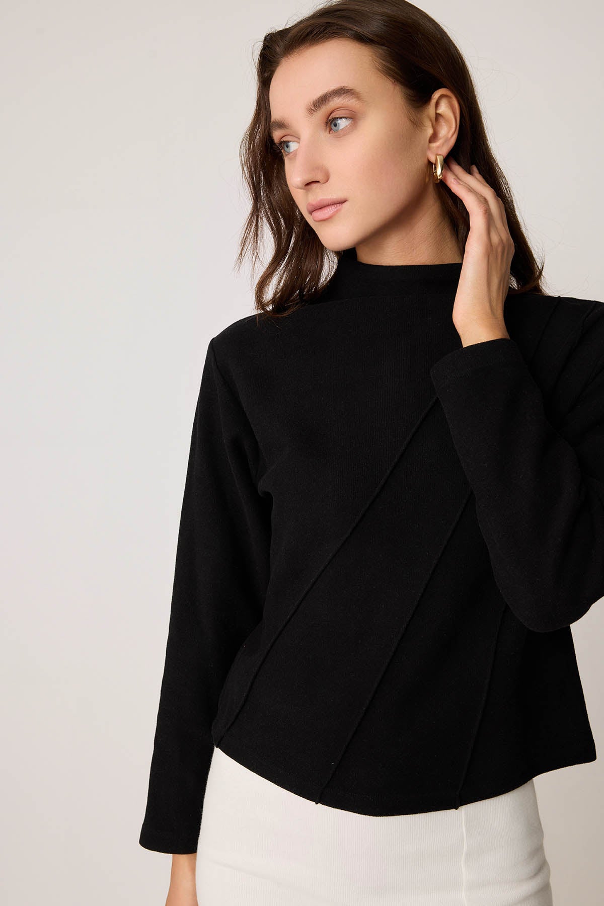 STEEP COLLAR FRONT-STITCHED BACK-ZIPPED BLOUSE
