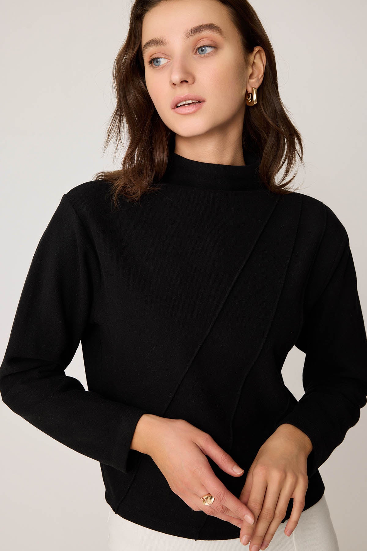 STEEP COLLAR FRONT-STITCHED BACK-ZIPPED BLOUSE