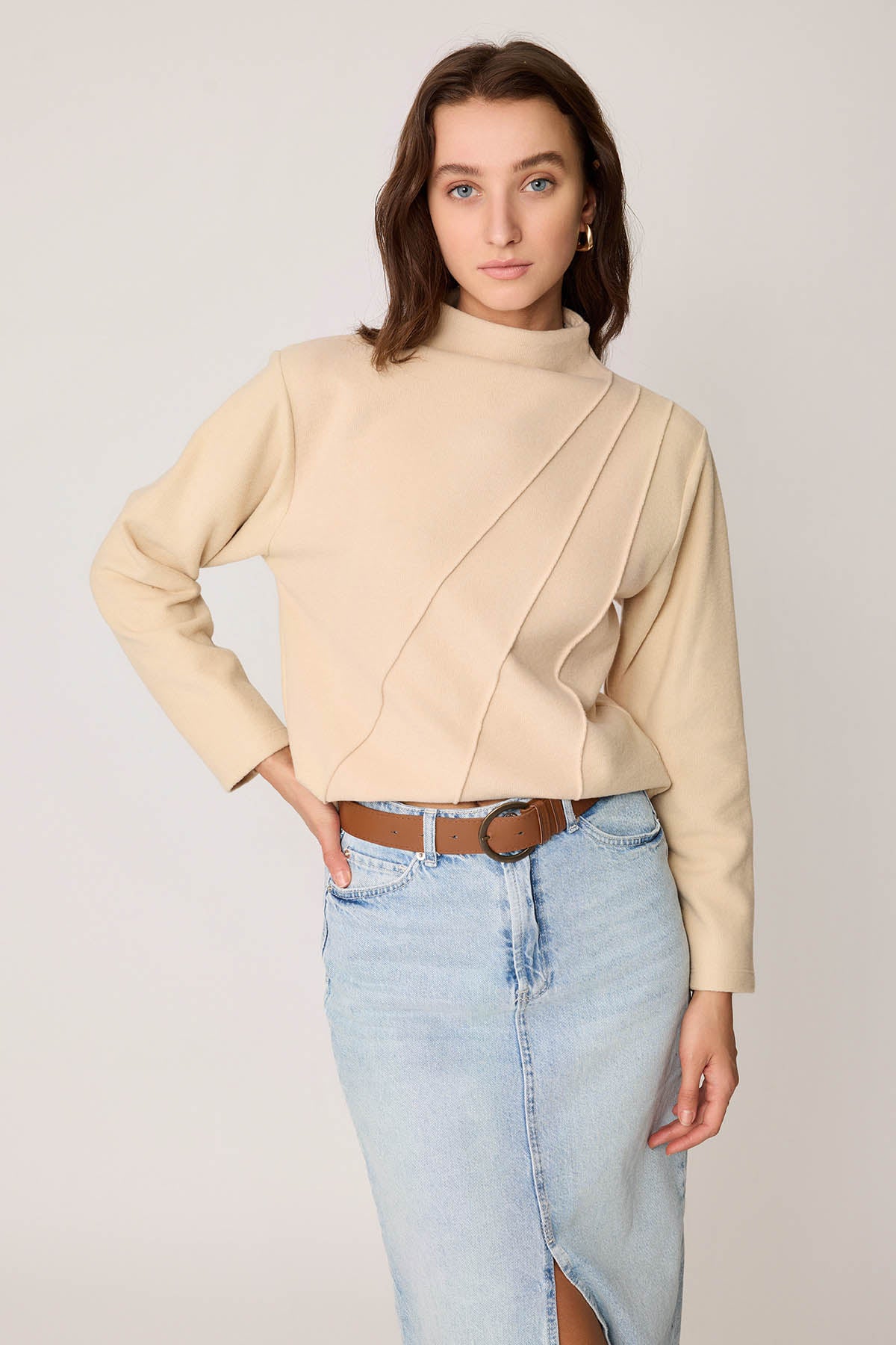 STEEP COLLAR FRONT-STITCHED BACK-ZIPPED BLOUSE