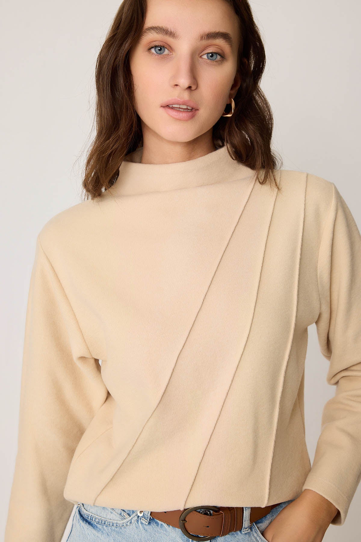 STEEP COLLAR FRONT-STITCHED BACK-ZIPPED BLOUSE
