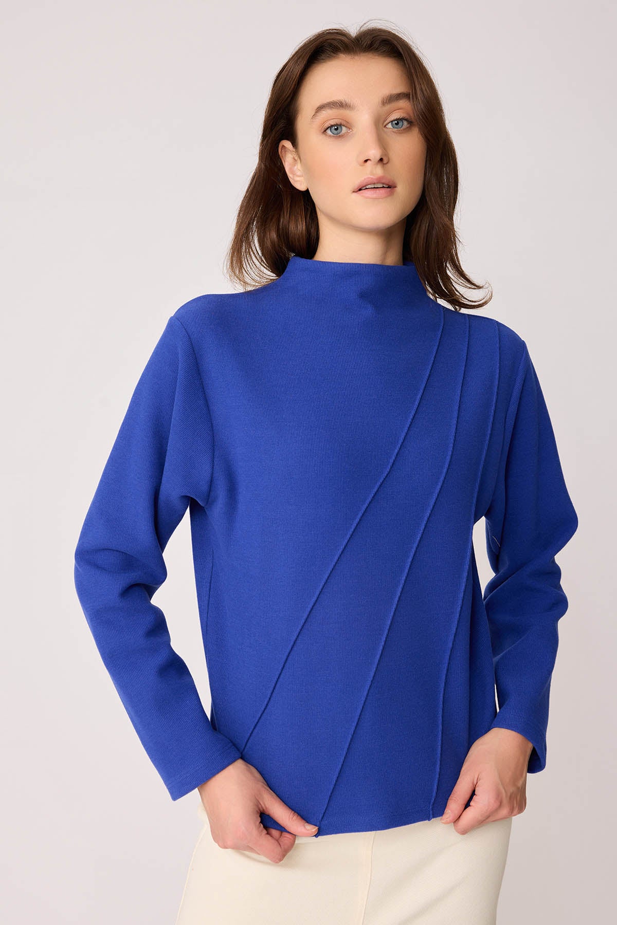 STEEP COLLAR FRONT-STITCHED BACK-ZIPPED BLOUSE