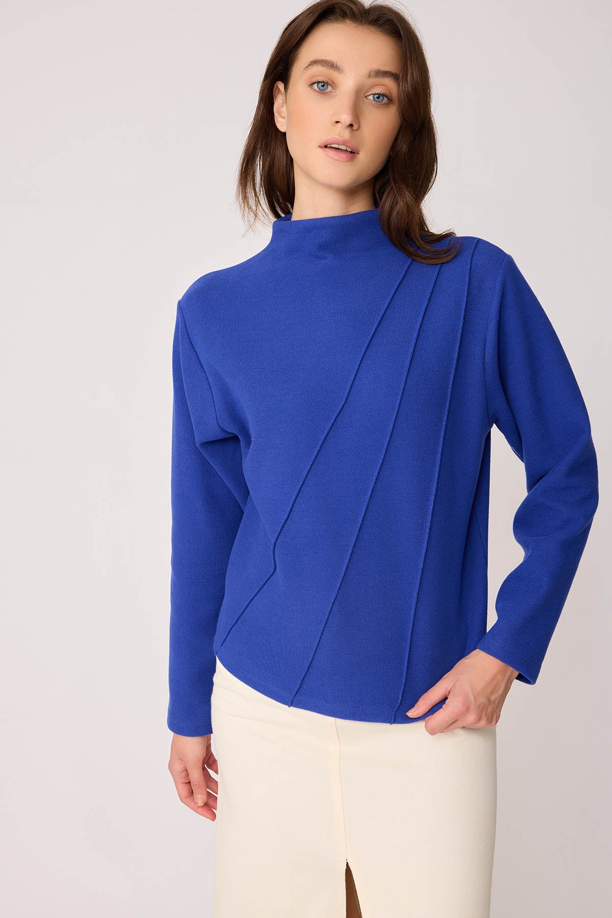 STEEP COLLAR FRONT-STITCHED BACK-ZIPPED BLOUSE