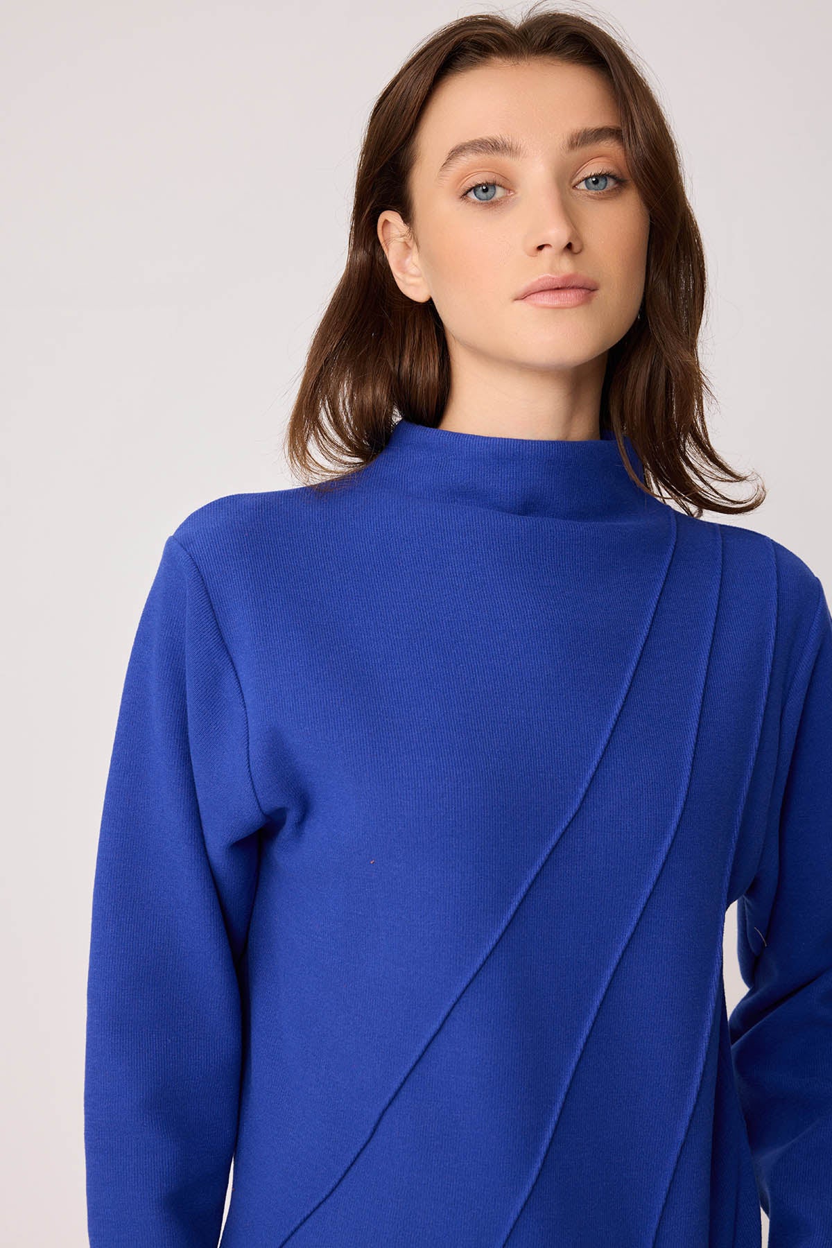 STEEP COLLAR FRONT-STITCHED BACK-ZIPPED BLOUSE