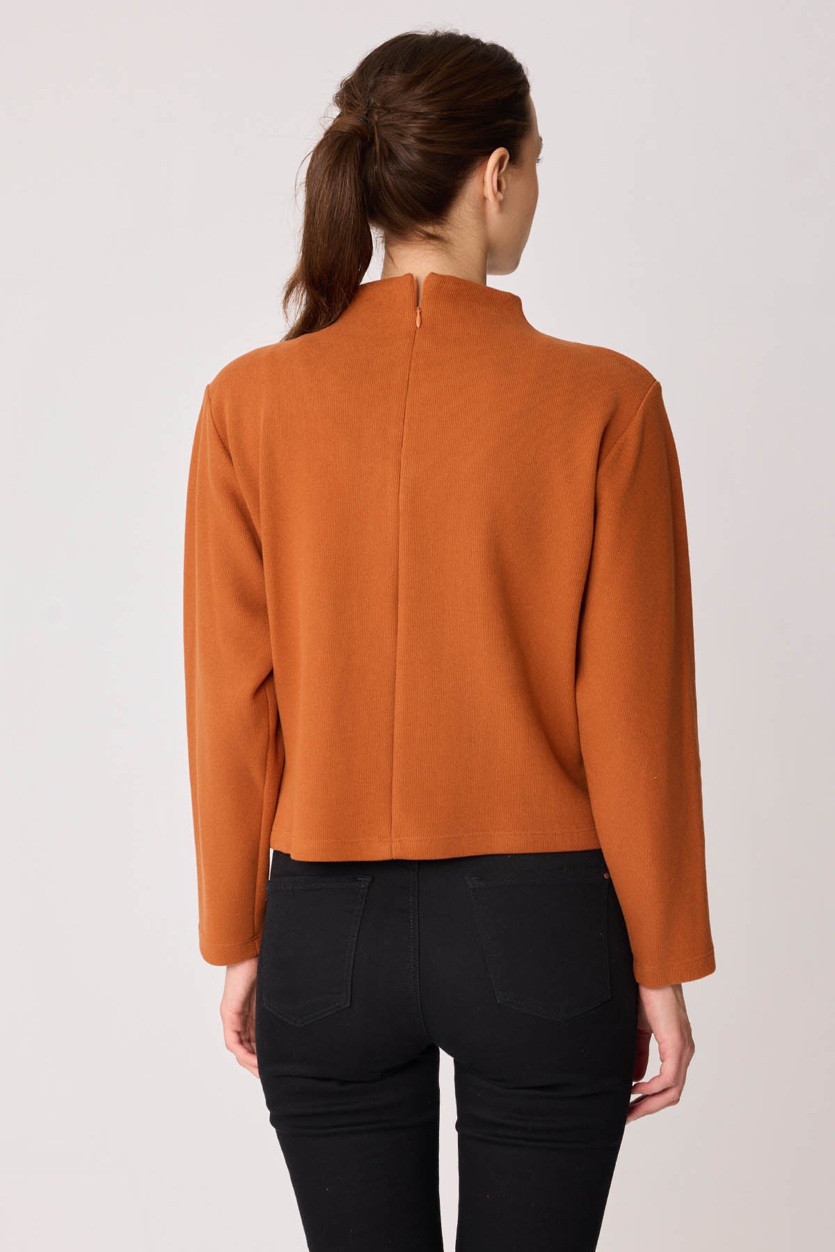 STEEP COLLAR FRONT-STITCHED BACK-ZIPPED BLOUSE
