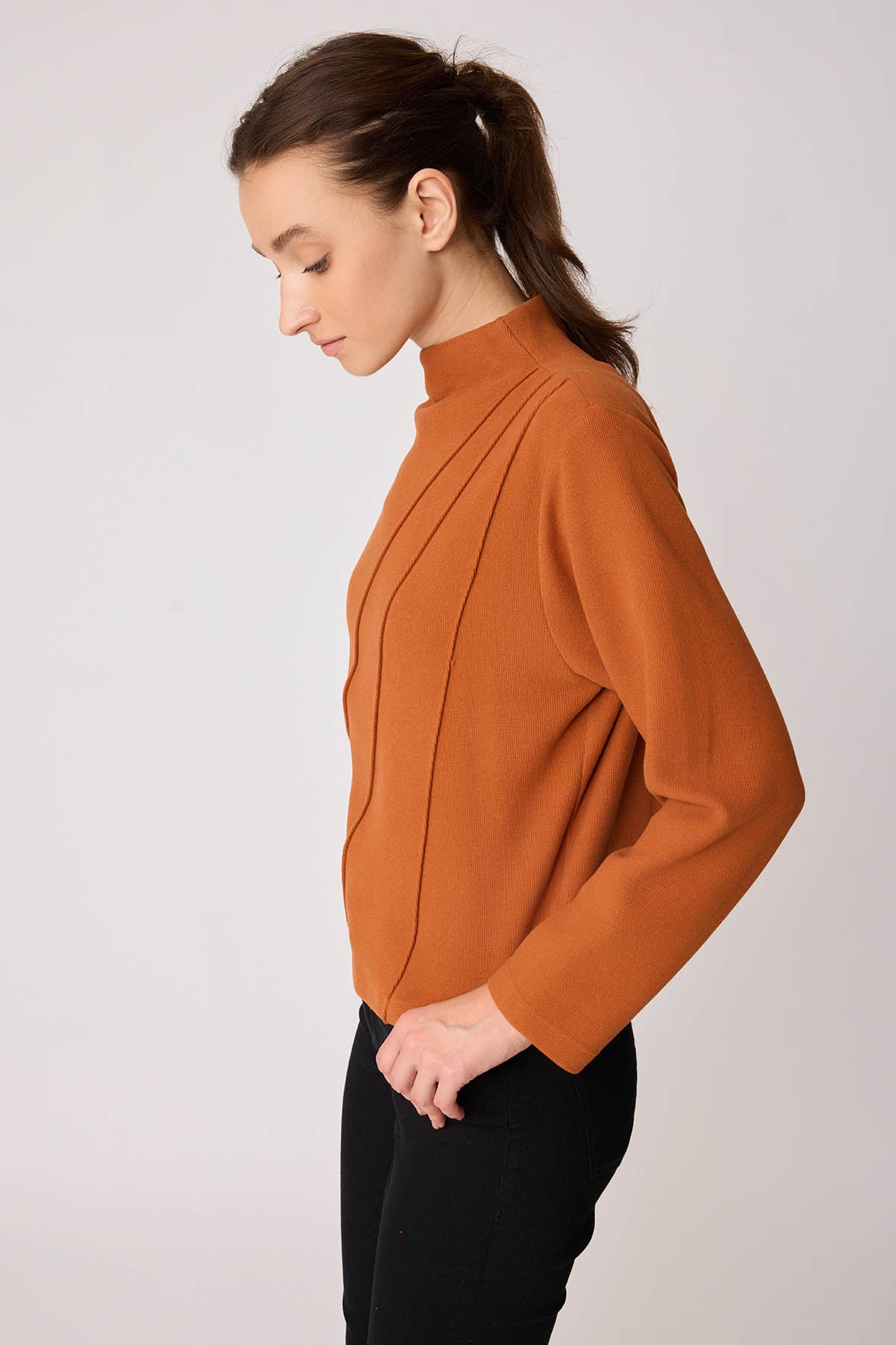 STEEP COLLAR FRONT-STITCHED BACK-ZIPPED BLOUSE