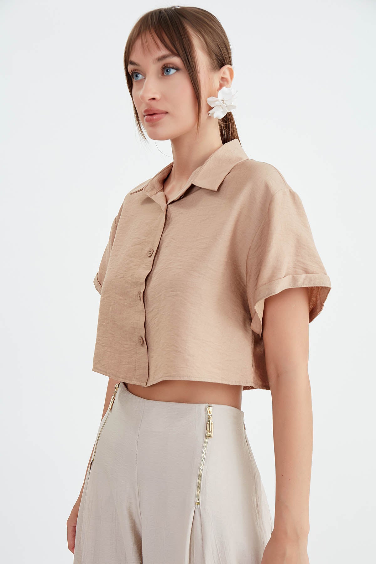 LOW SHOULDER CROP SHIRT