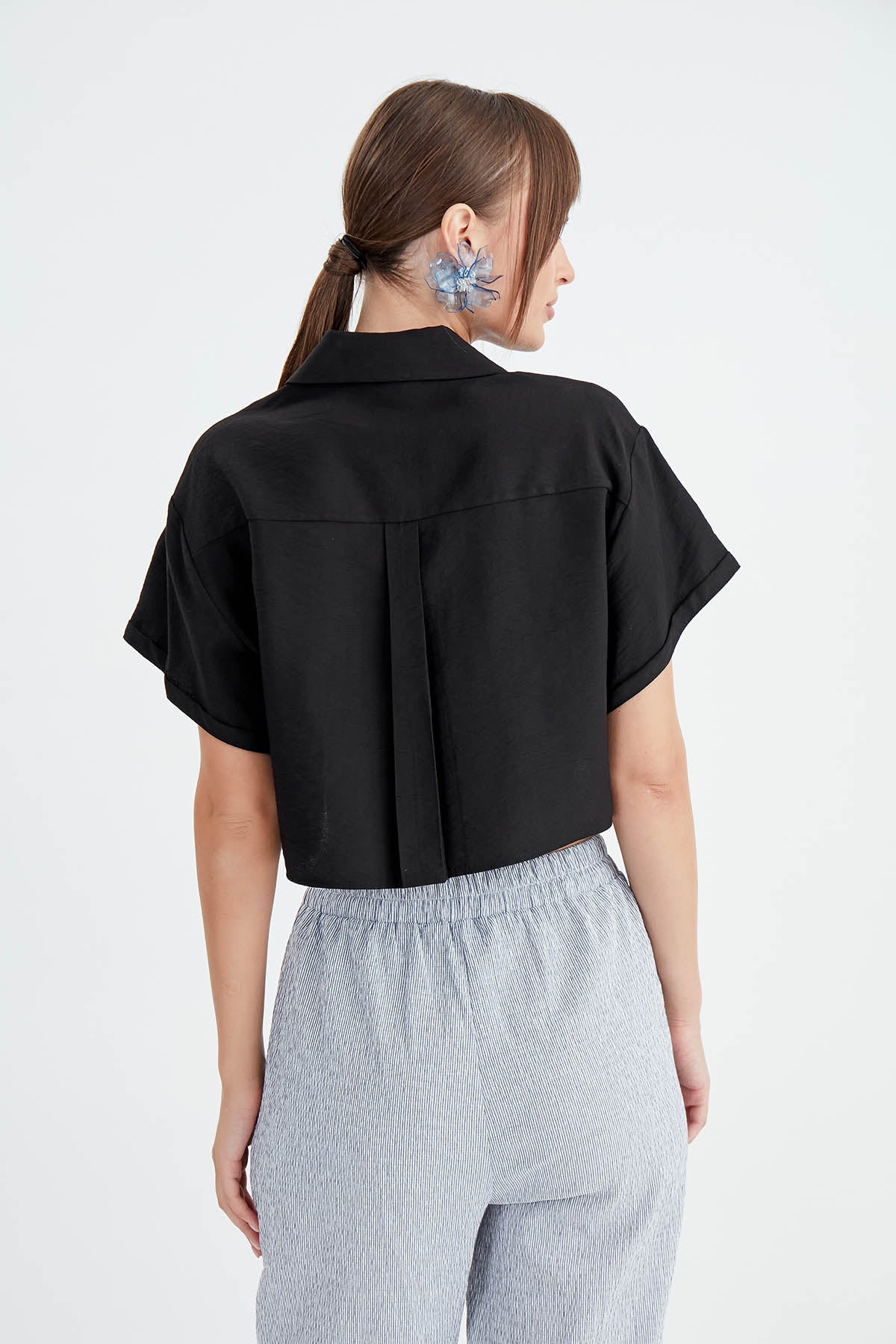 LOW SHOULDER CROP SHIRT