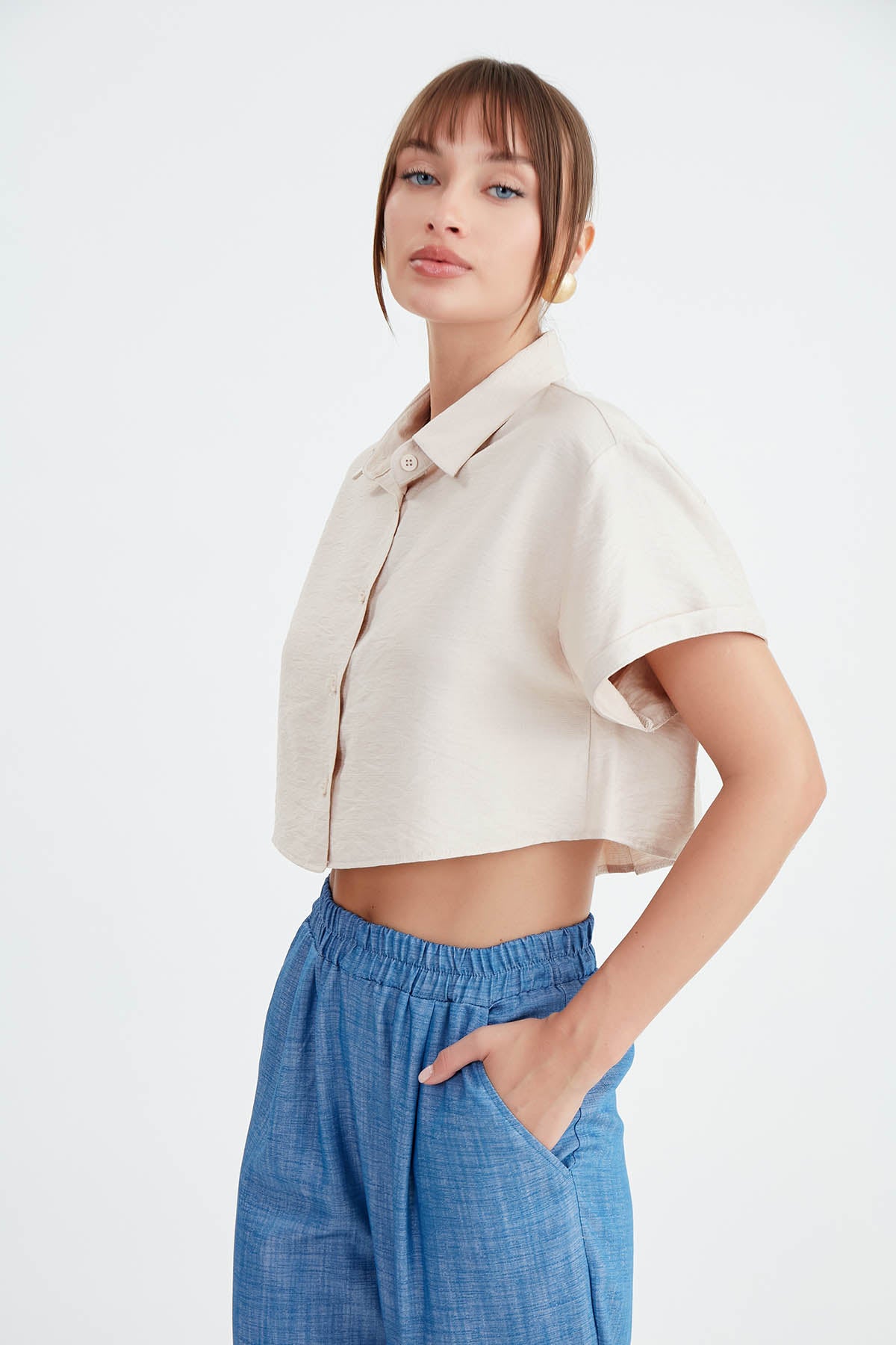 LOW SHOULDER CROP SHIRT