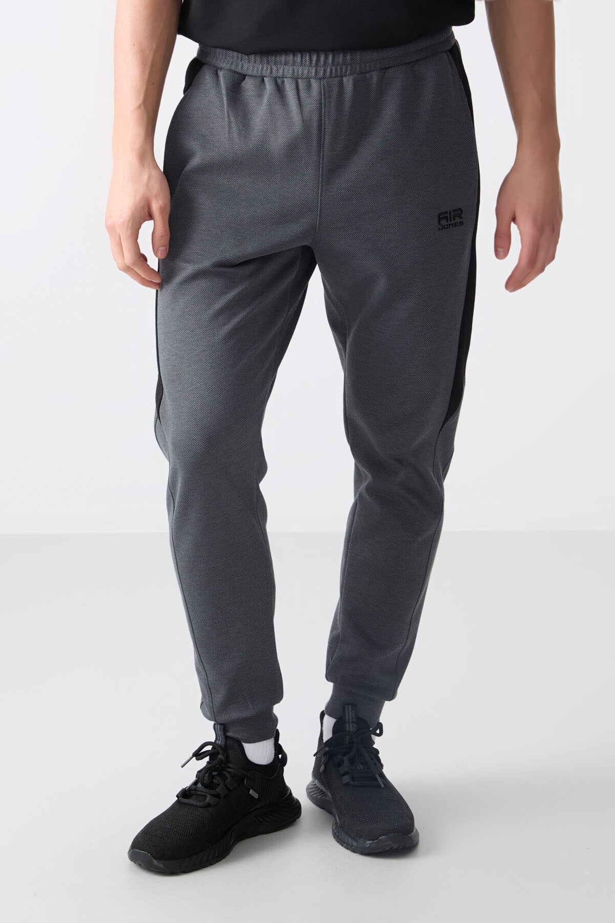 Dark Grey Textured Surface Standard Fit Embroidered Men's Tracksuit Bottom - 82126