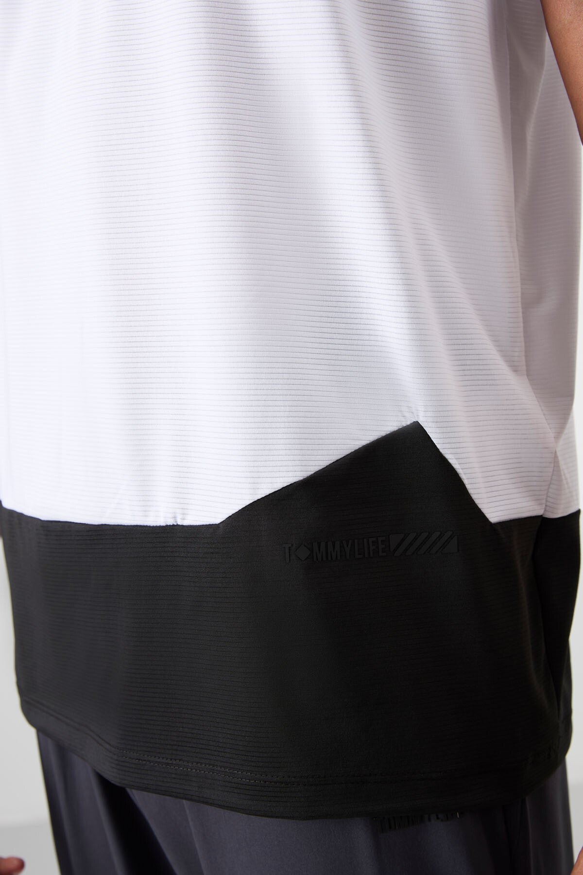 White Polyester Breathable Textured Thin Flexible Standard Fit Men's Performance T-Shirt - 88383