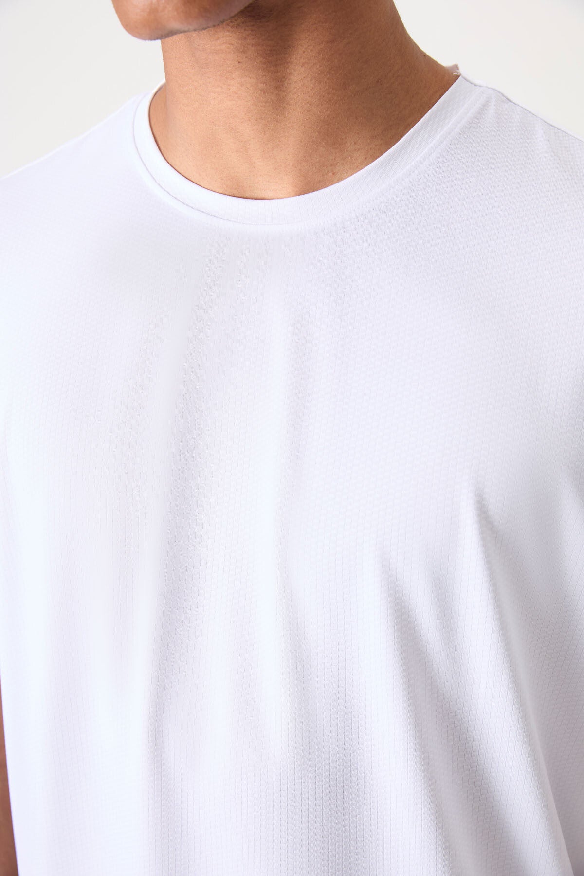 White Polyester Breathable Textured Thin Flexible Standard Fit Men's Performance T-Shirt - 88388