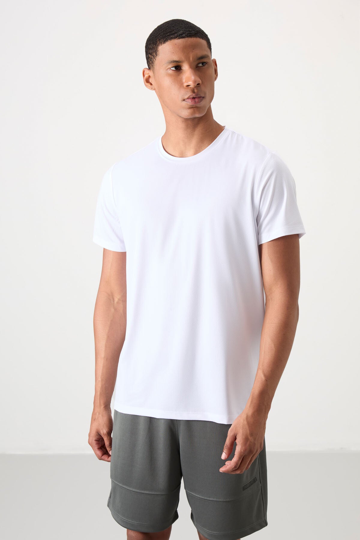 White Polyester Breathable Textured Thin Flexible Standard Fit Men's Performance T-Shirt - 88388