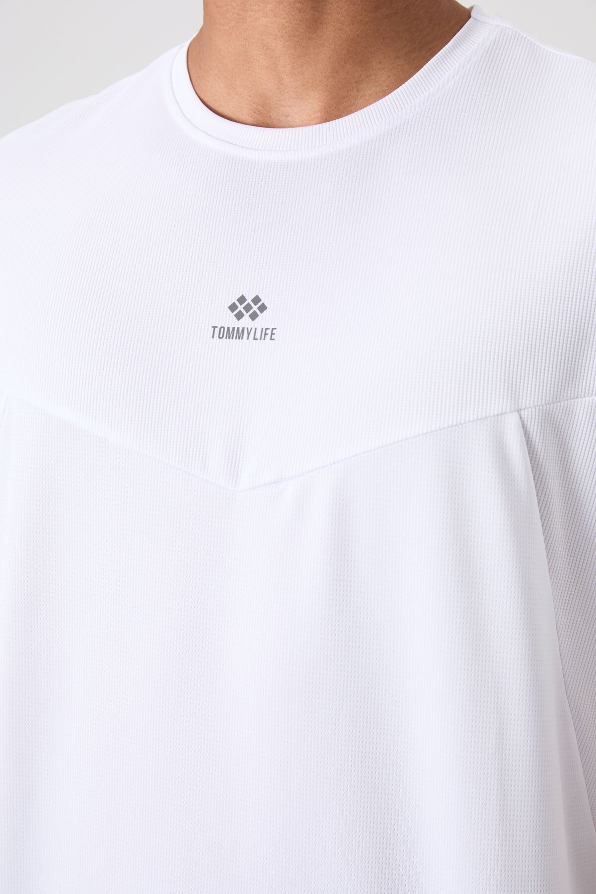 White Polyester Breathable Textured Thin Flexible Standard Fit Men's Performance T-Shirt - 88391