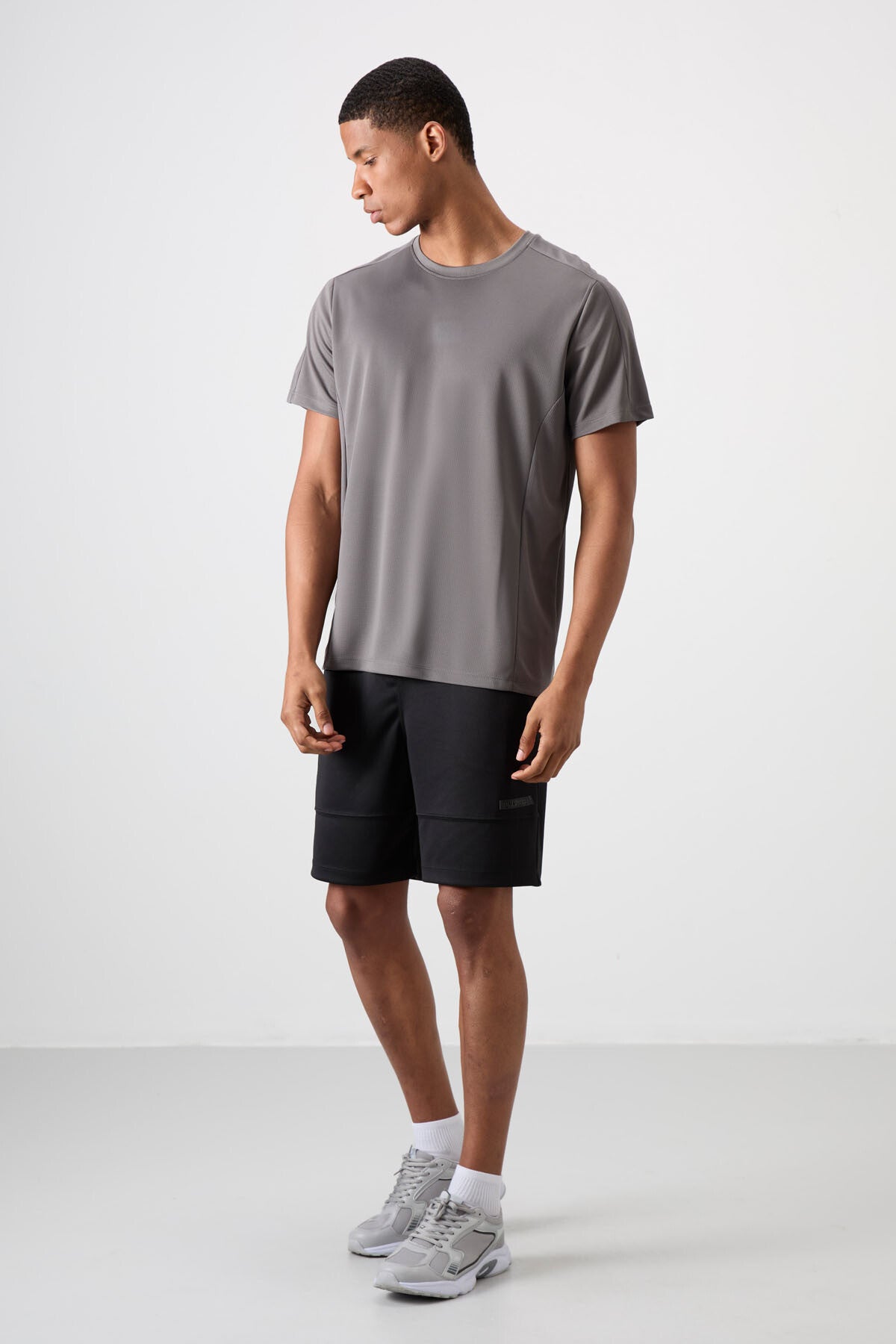 Dark Grey Polyester Breathable Textured Thin Flexible Standard Fit Men's Performance T-Shirt - 88390