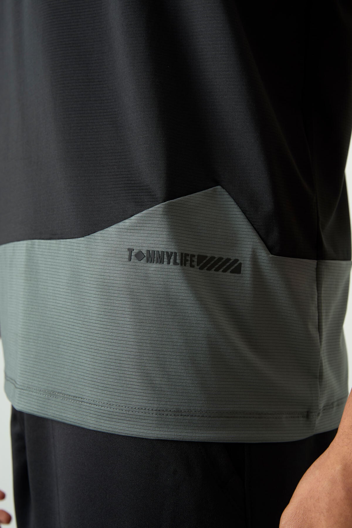 Black Polyester Breathable Textured Thin Flexible Standard Fit Men's Performance T-Shirt - 88383