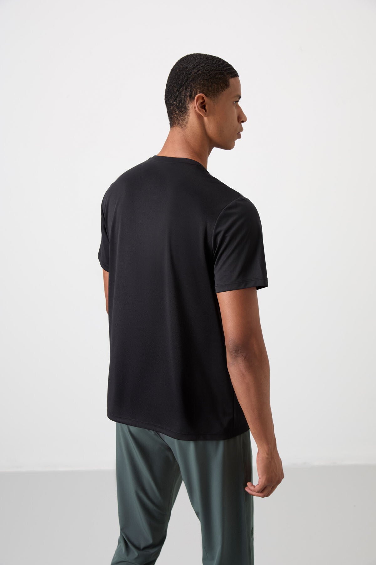 Black Polyester Breathable Textured Thin Flexible Standard Fit Men's Performance T-Shirt - 88385