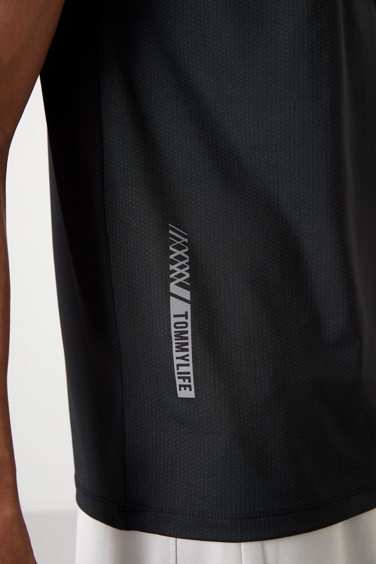 Black Polyester Breathable Textured Thin Flexible Standard Fit Men's Performance T-Shirt - 88388