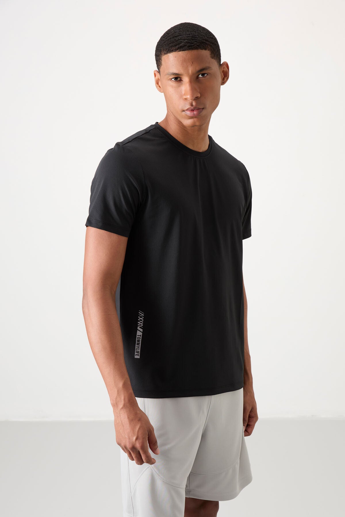 Black Polyester Breathable Textured Thin Flexible Standard Fit Men's Performance T-Shirt - 88388
