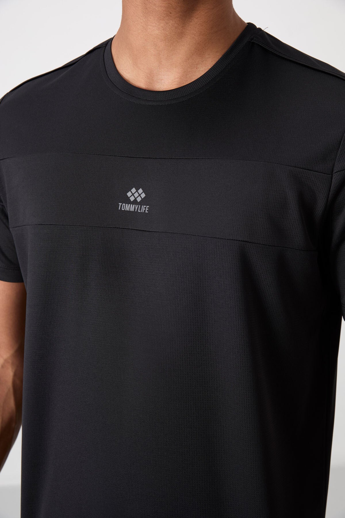 Black Polyester Breathable Textured Thin Flexible Standard Fit Men's Performance T-Shirt - 88396