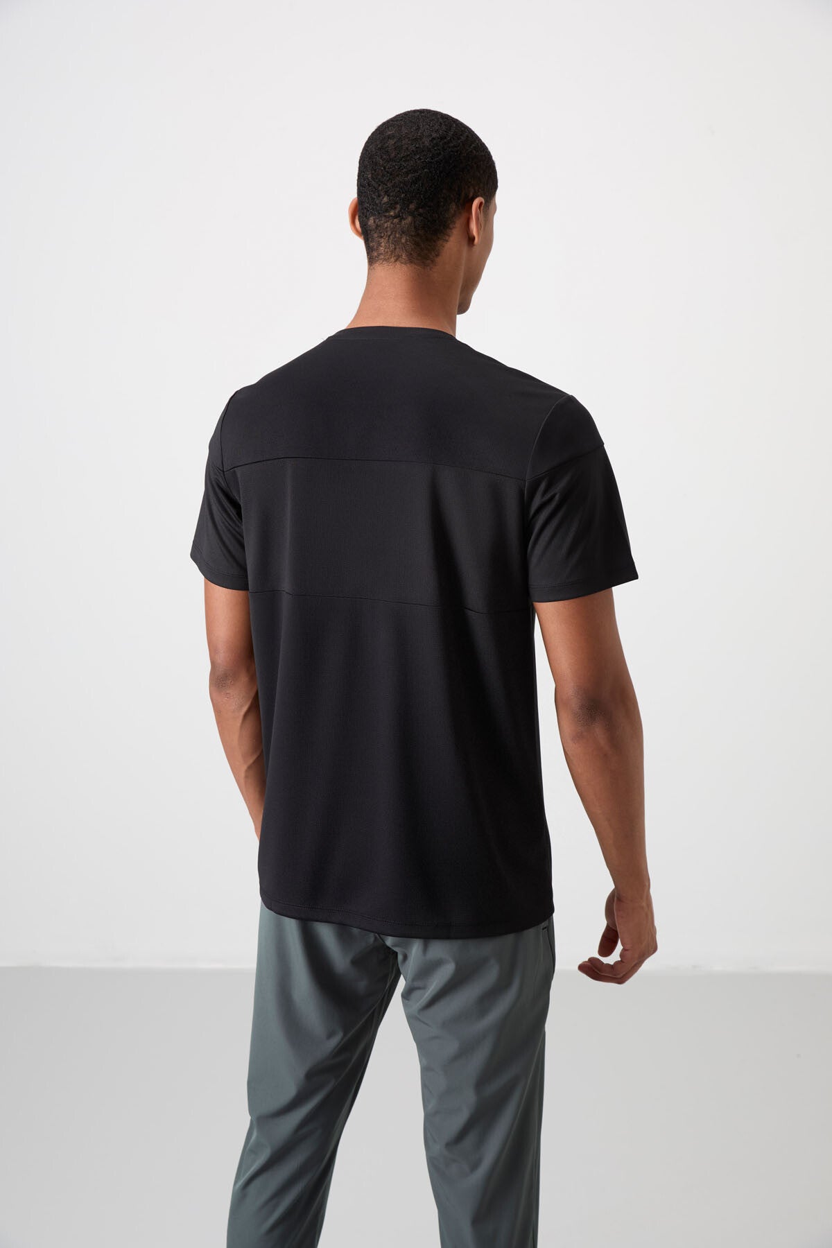 Black Polyester Breathable Textured Thin Flexible Standard Fit Men's Performance T-Shirt - 88396