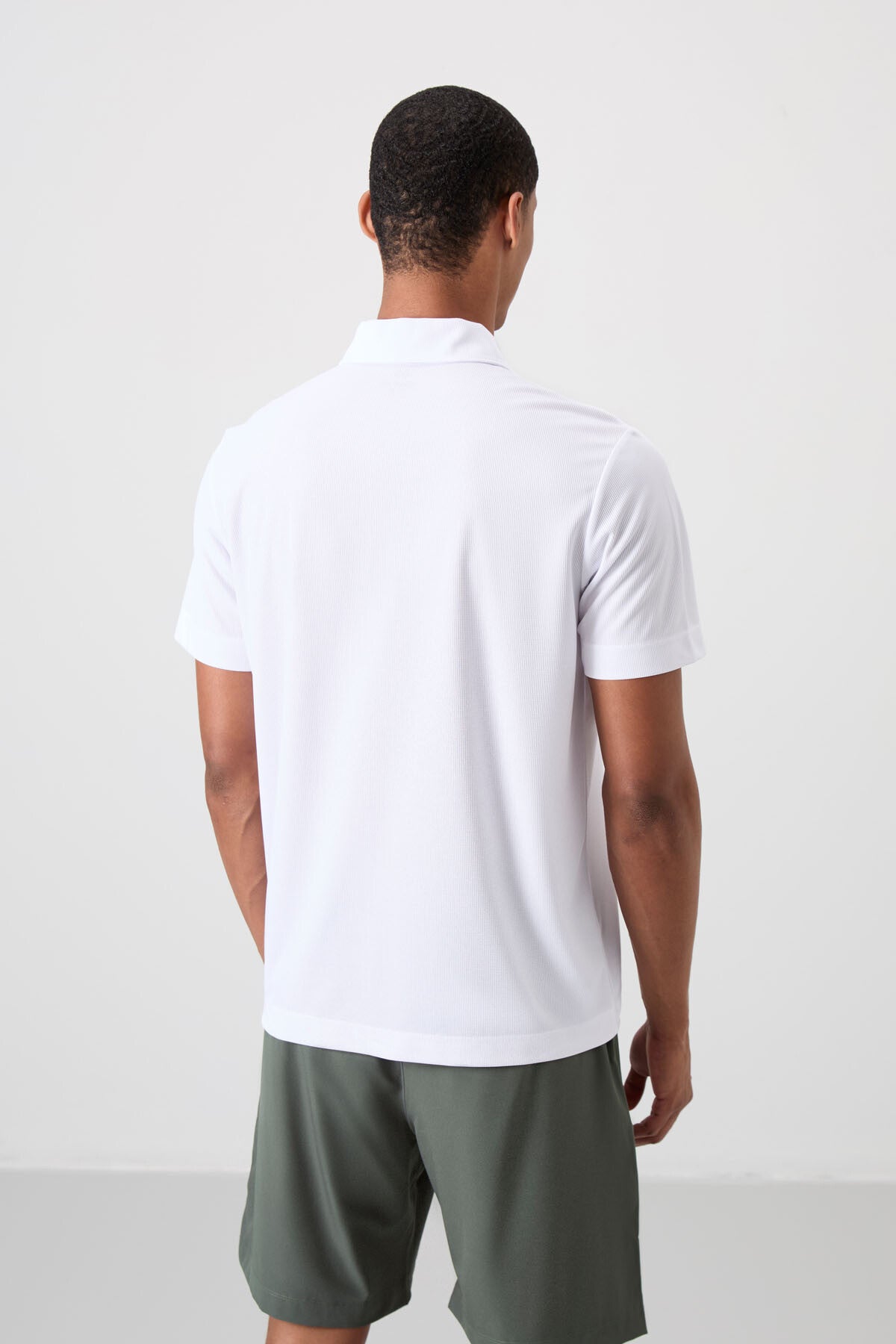 White Polyester Breathable Textured Thin Flexible Standard Fit Polo Collar Men's Performance T-Shirt - 88393