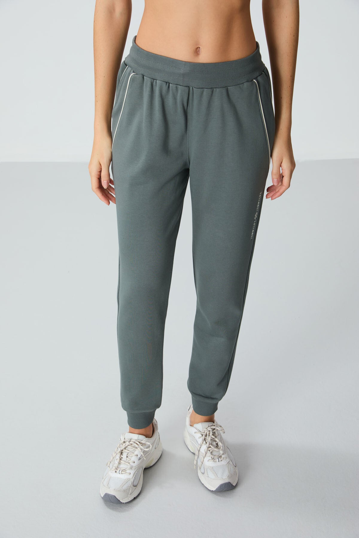 Rights Compact Cotton Thick Smooth Textured Standard Fit Women's Tracksuit Bottom - 94660