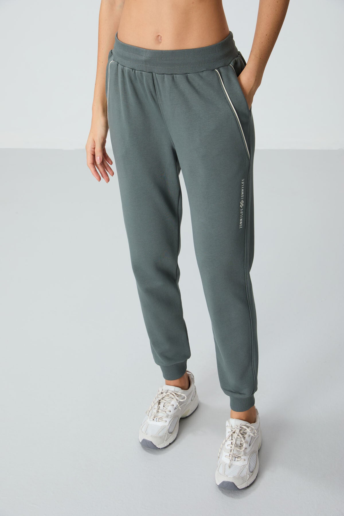 Rights Compact Cotton Thick Smooth Textured Standard Fit Women's Tracksuit Bottom - 94660