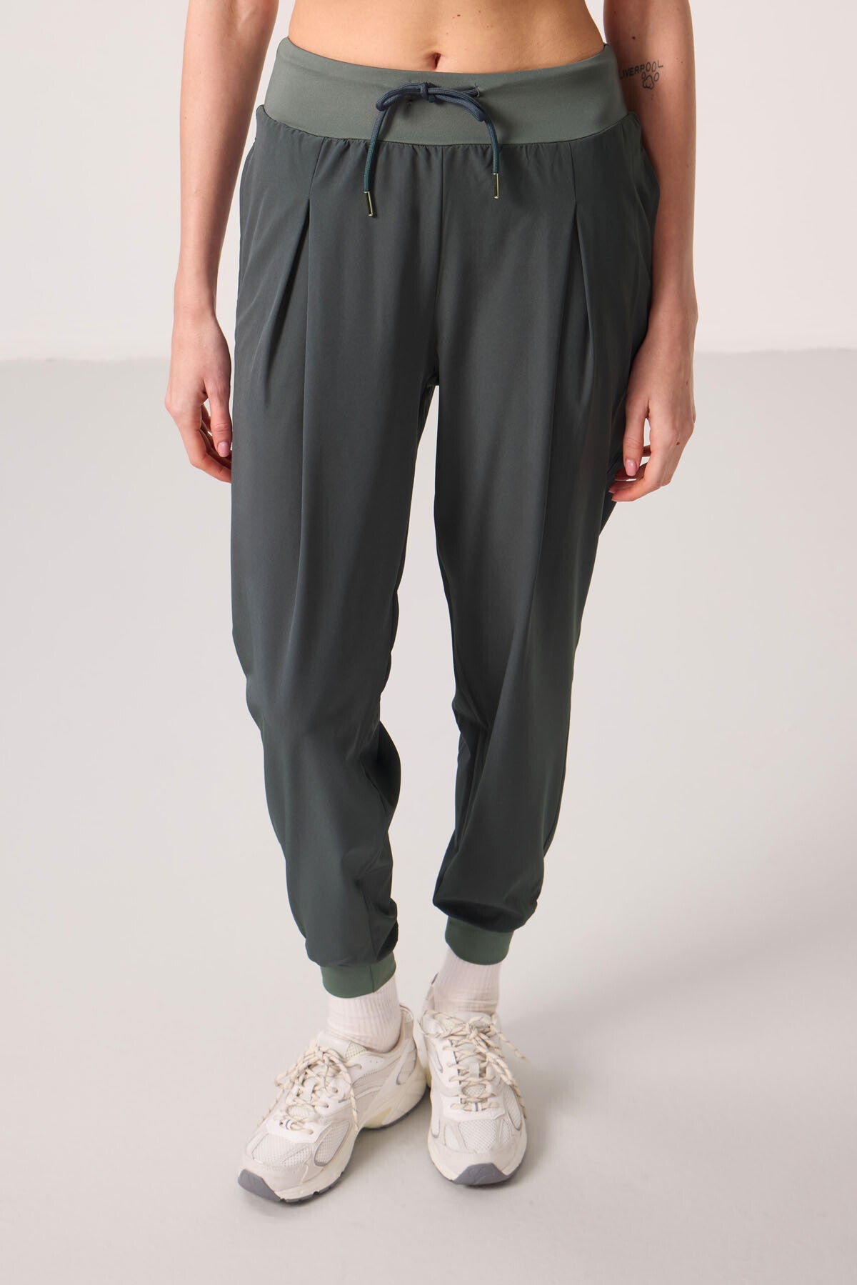 Standard Fit Polyester Pleated Women's Trousers - 94677