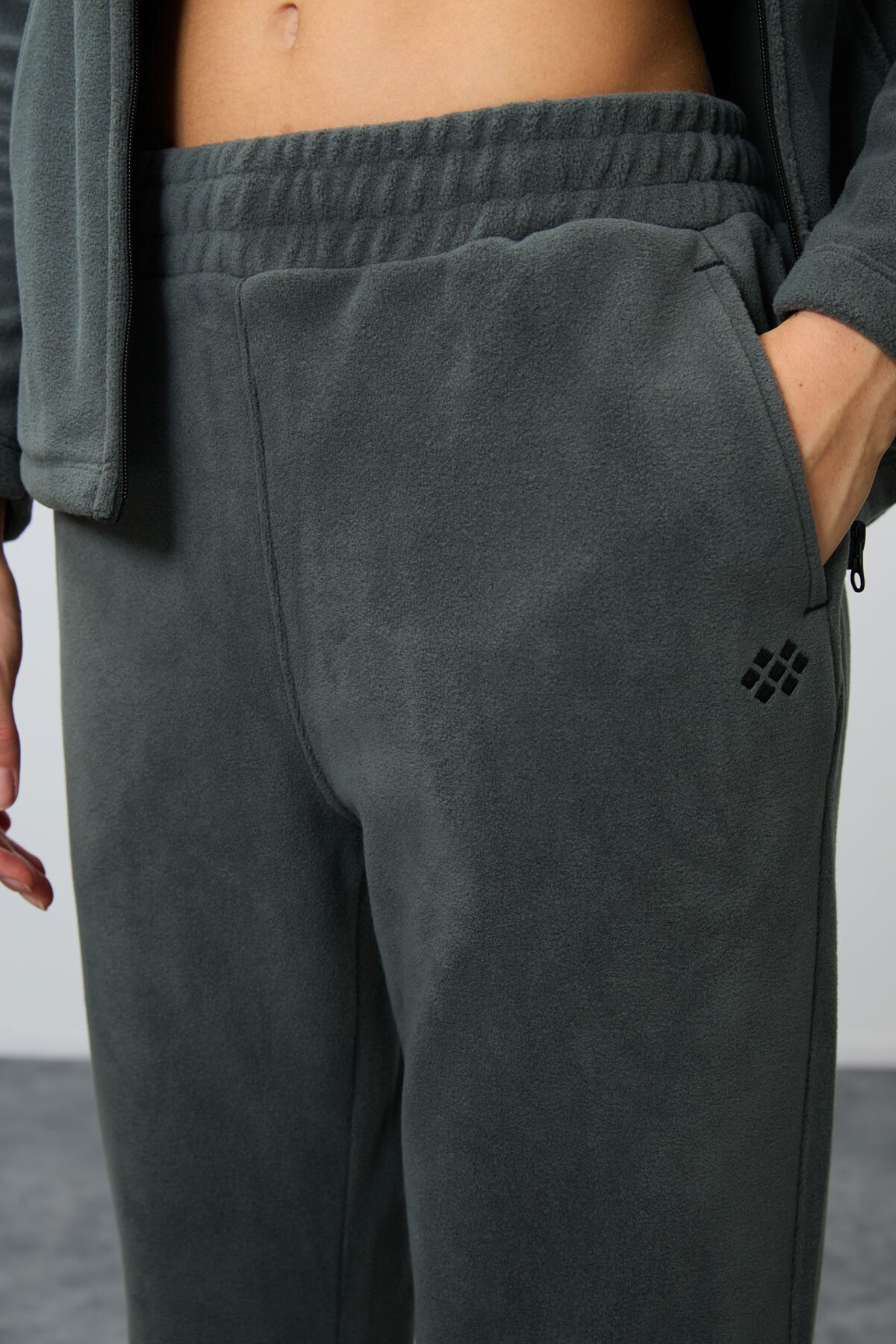 Thick Right Soft Textured Stand Collar Oversize Embroidered Fleece Women's Tracksuit Set -95339