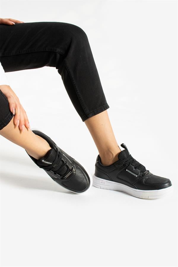 Jarmilla Black And White Women's Sneakers
