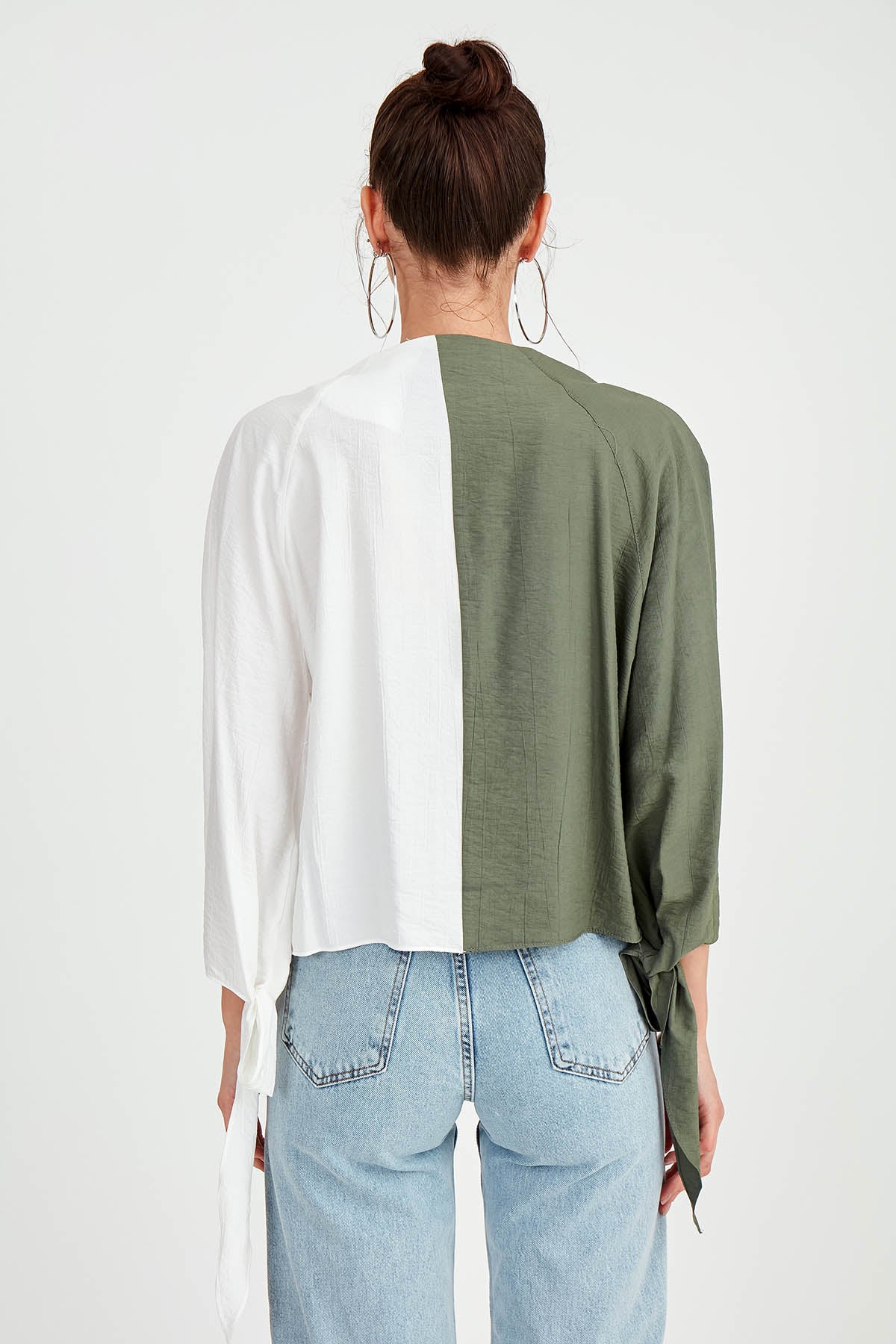 TWO-COLOR BUTTON BLOUSE