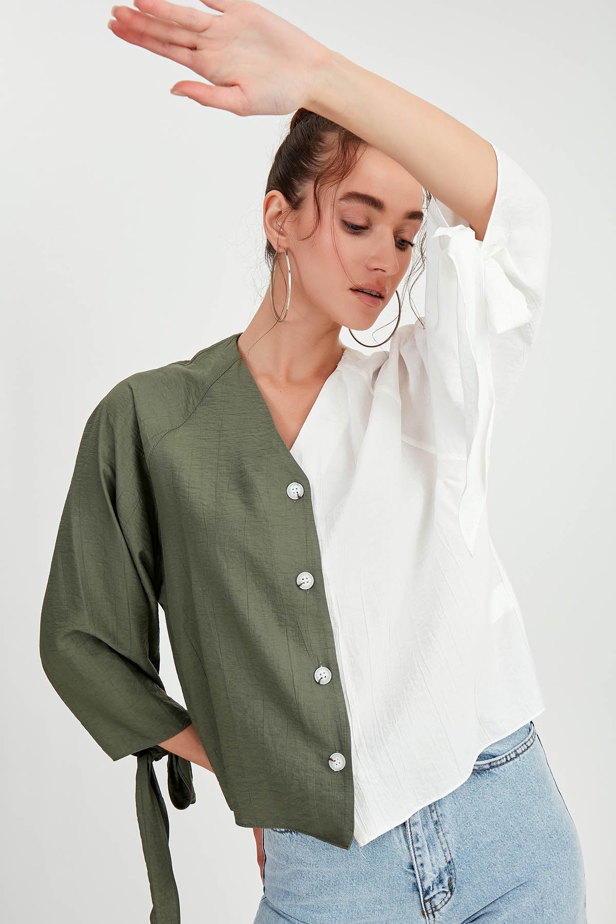 TWO-COLOR BUTTON BLOUSE