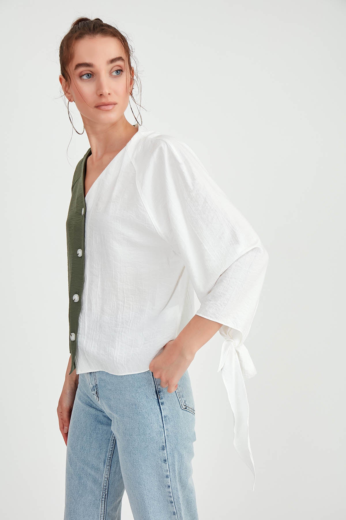 TWO-COLOR BUTTON BLOUSE