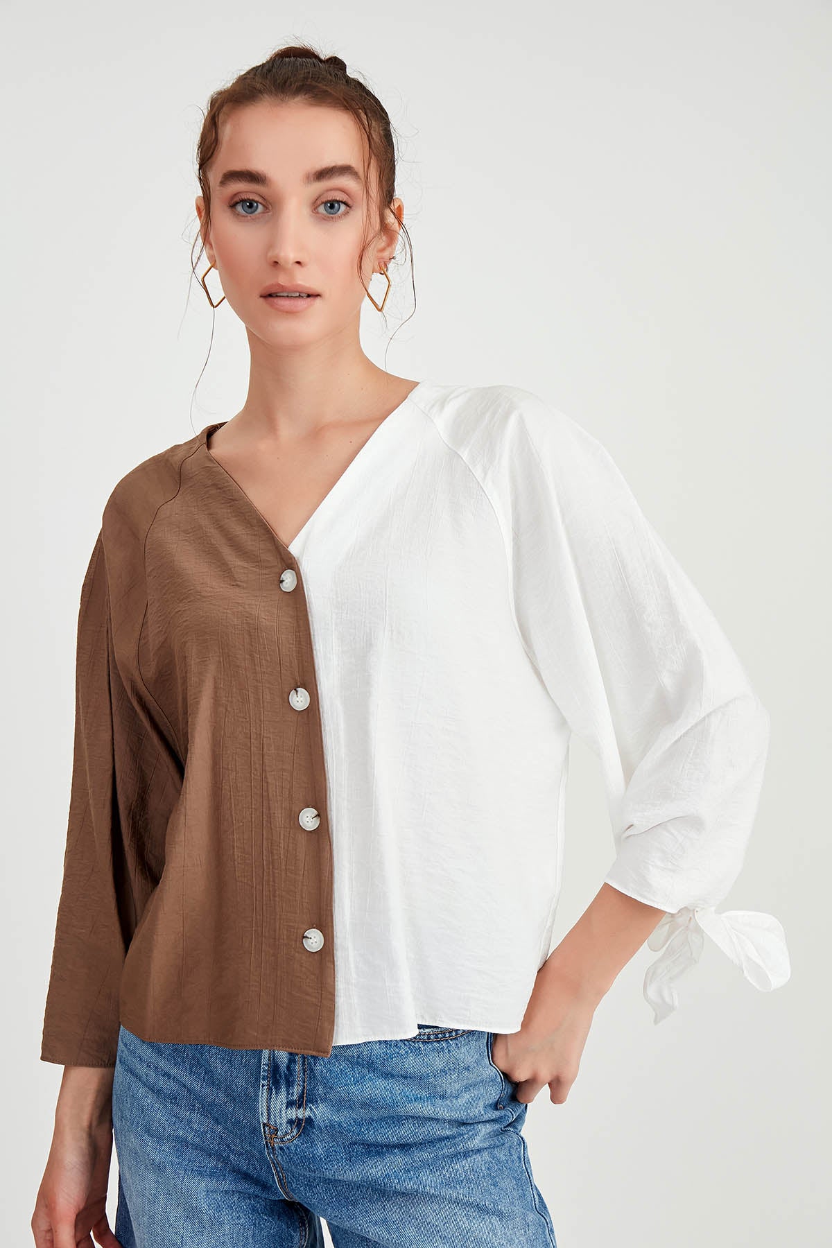 TWO-COLOR BUTTON BLOUSE