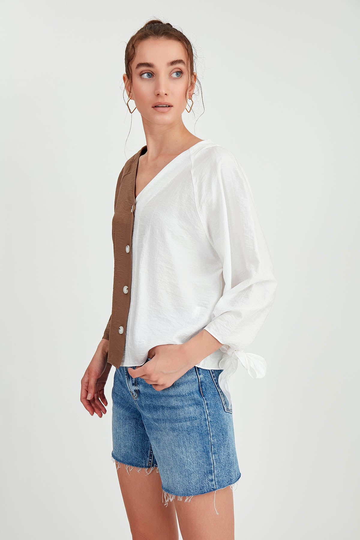 TWO-COLOR BUTTON BLOUSE