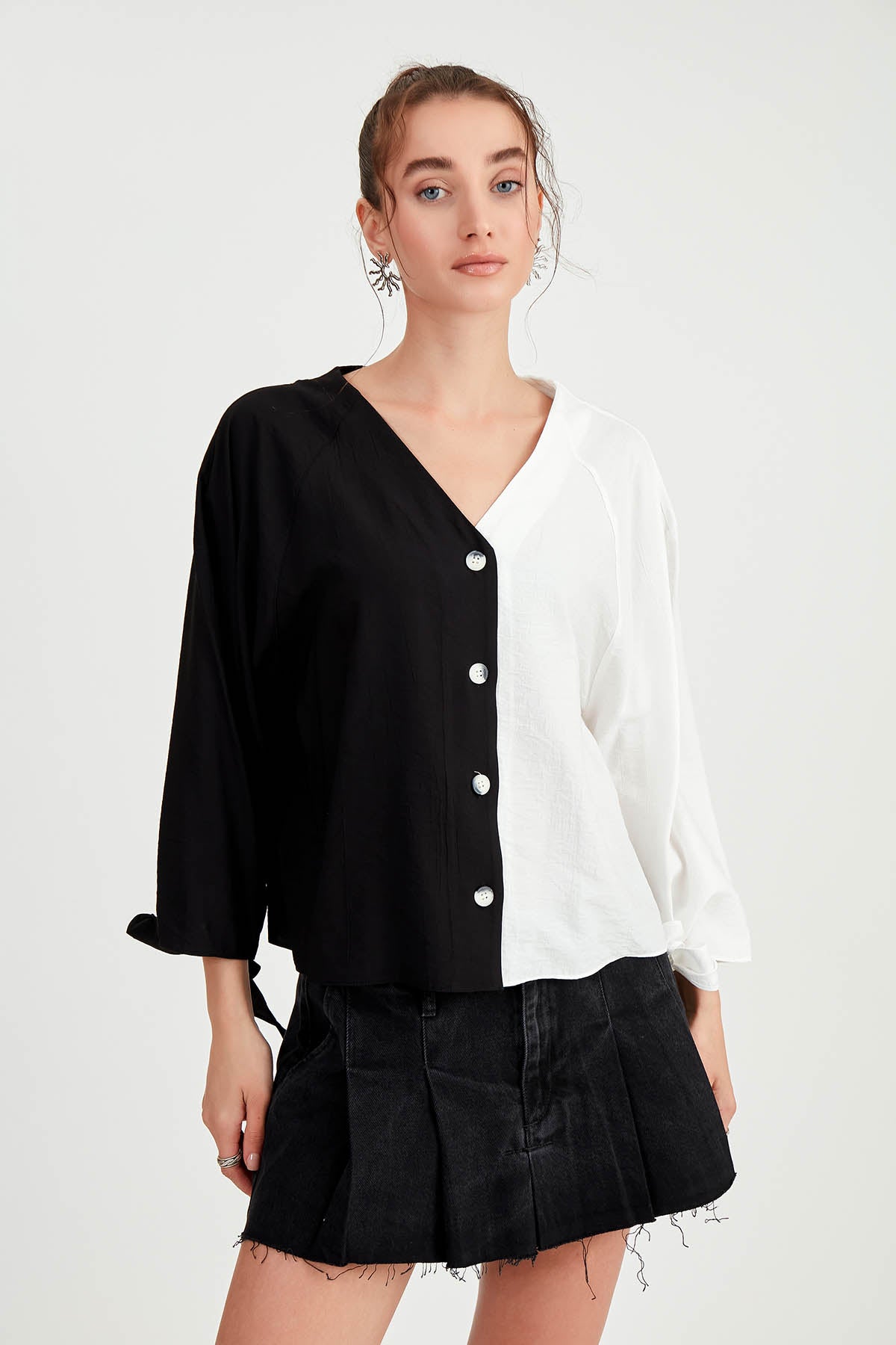 TWO-COLOR BUTTON BLOUSE