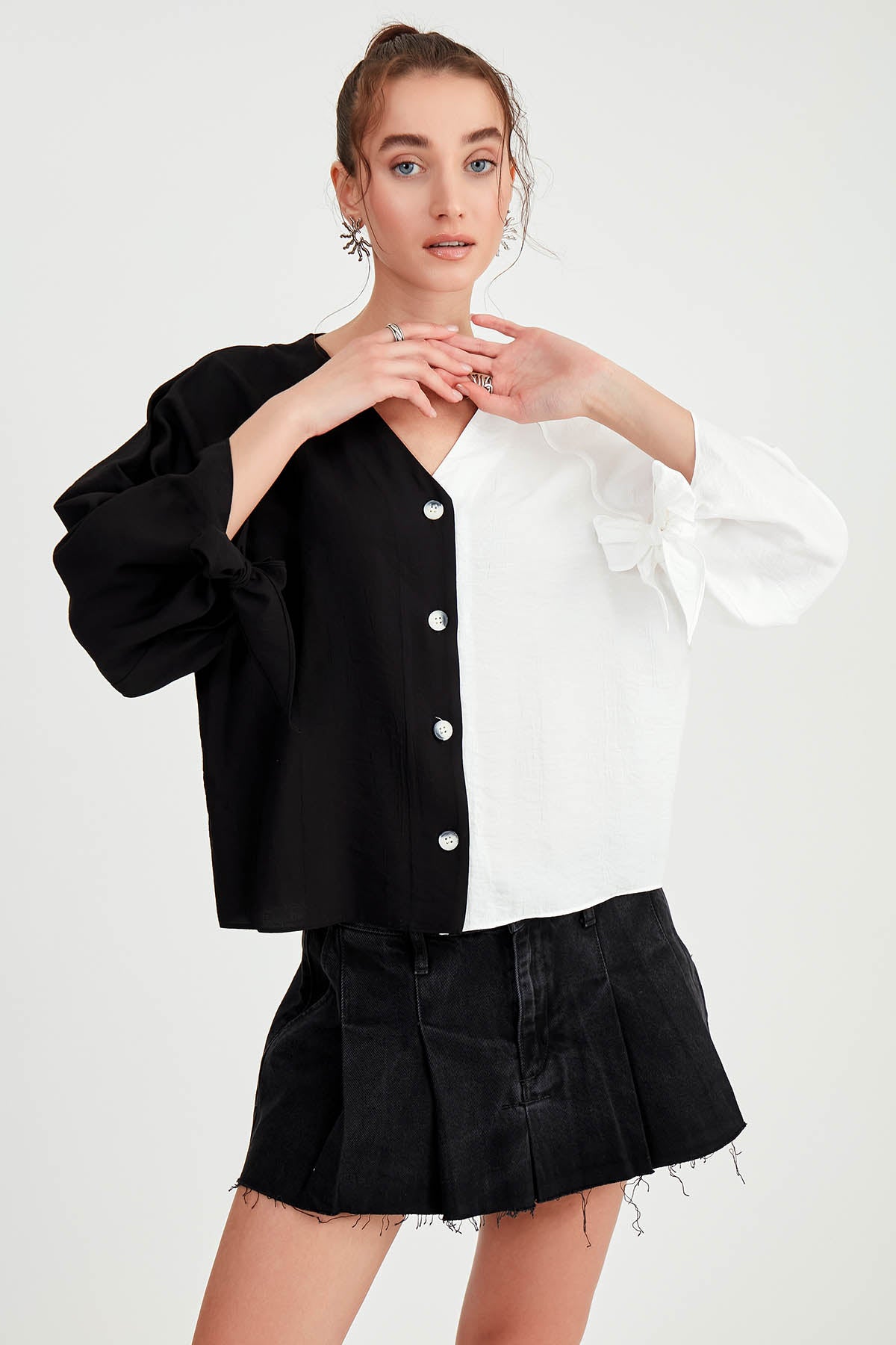 TWO-COLOR BUTTON BLOUSE