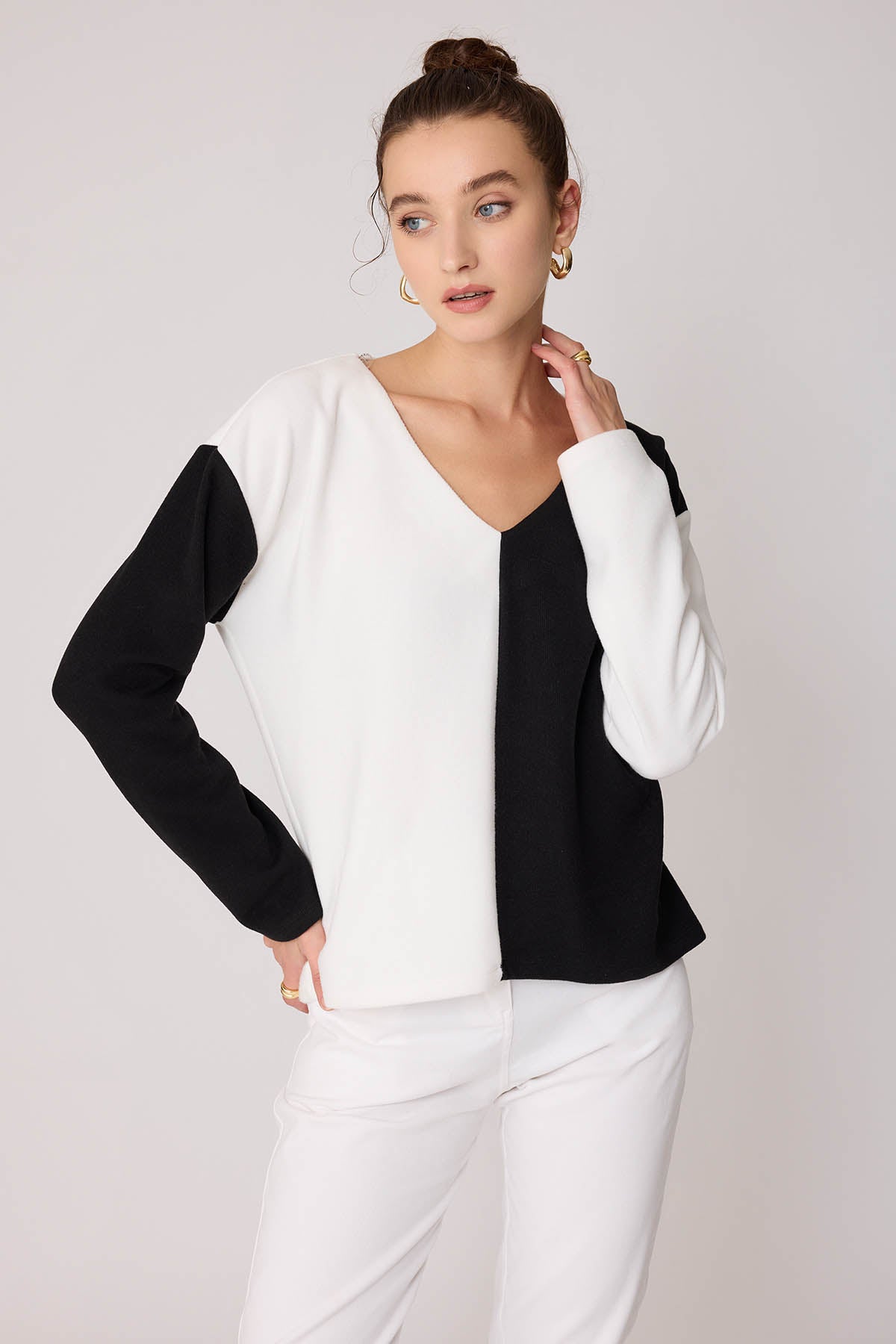 TWO COLORS V COLLAR KNITTED BLOUSE