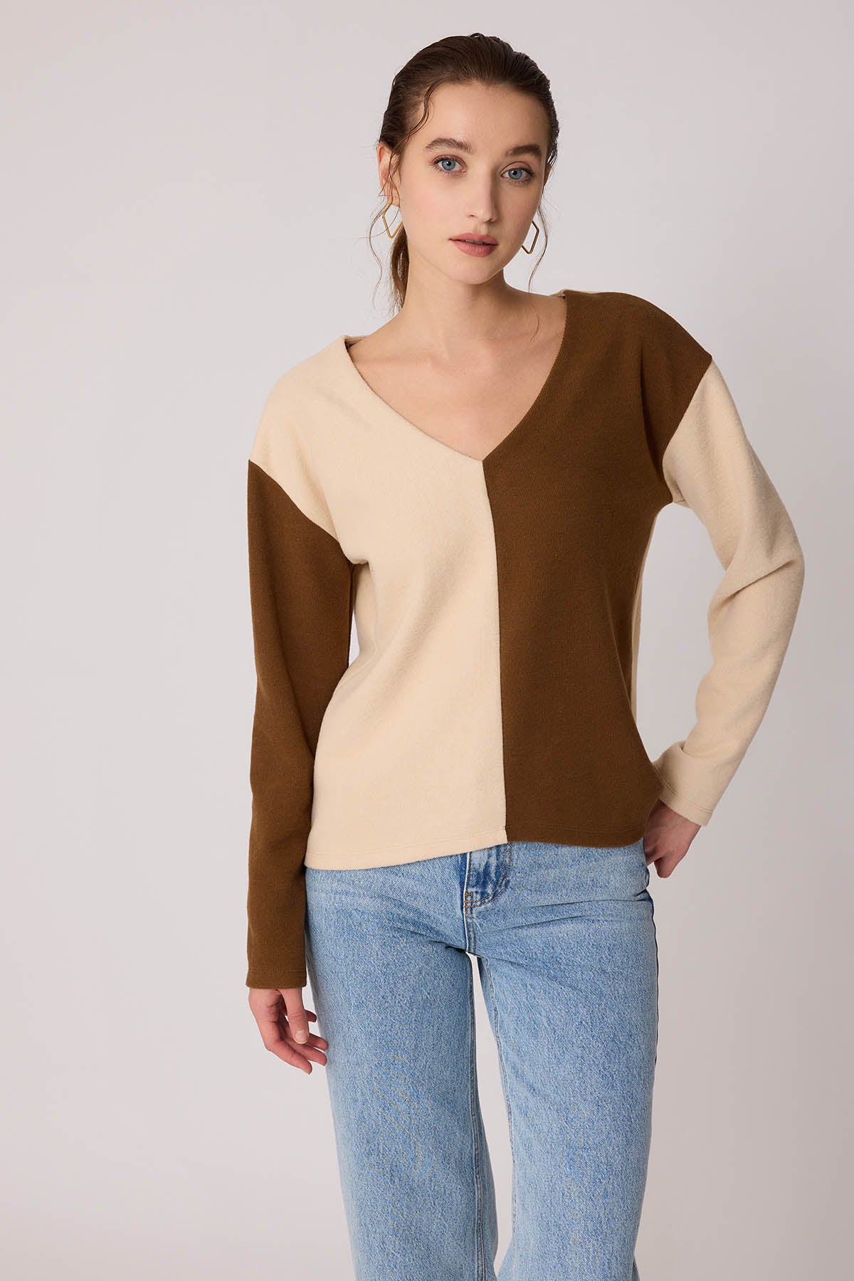 TWO COLORS V COLLAR KNITTED BLOUSE