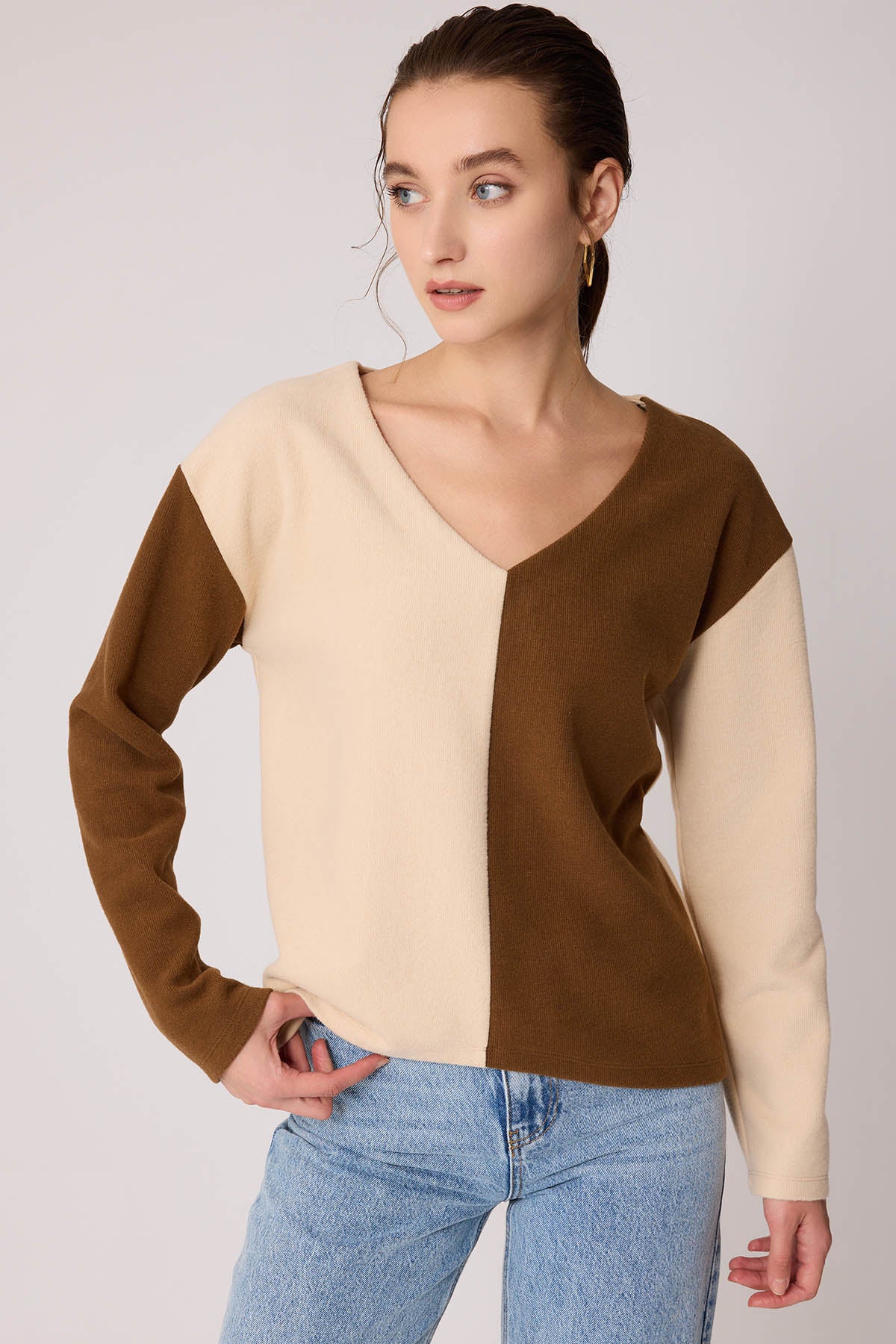TWO COLORS V COLLAR KNITTED BLOUSE