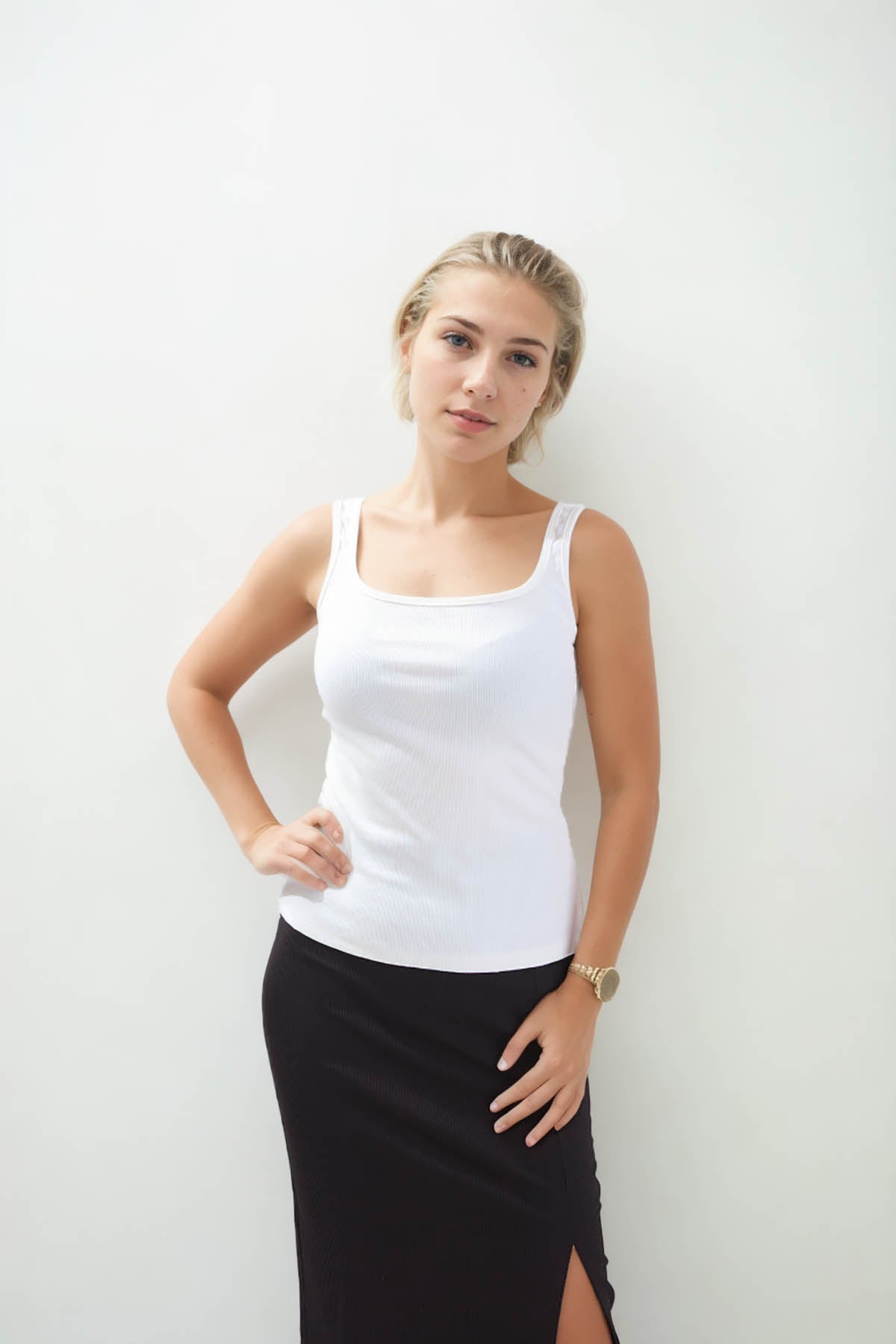 THICK SLEEVELESS BLOUSE