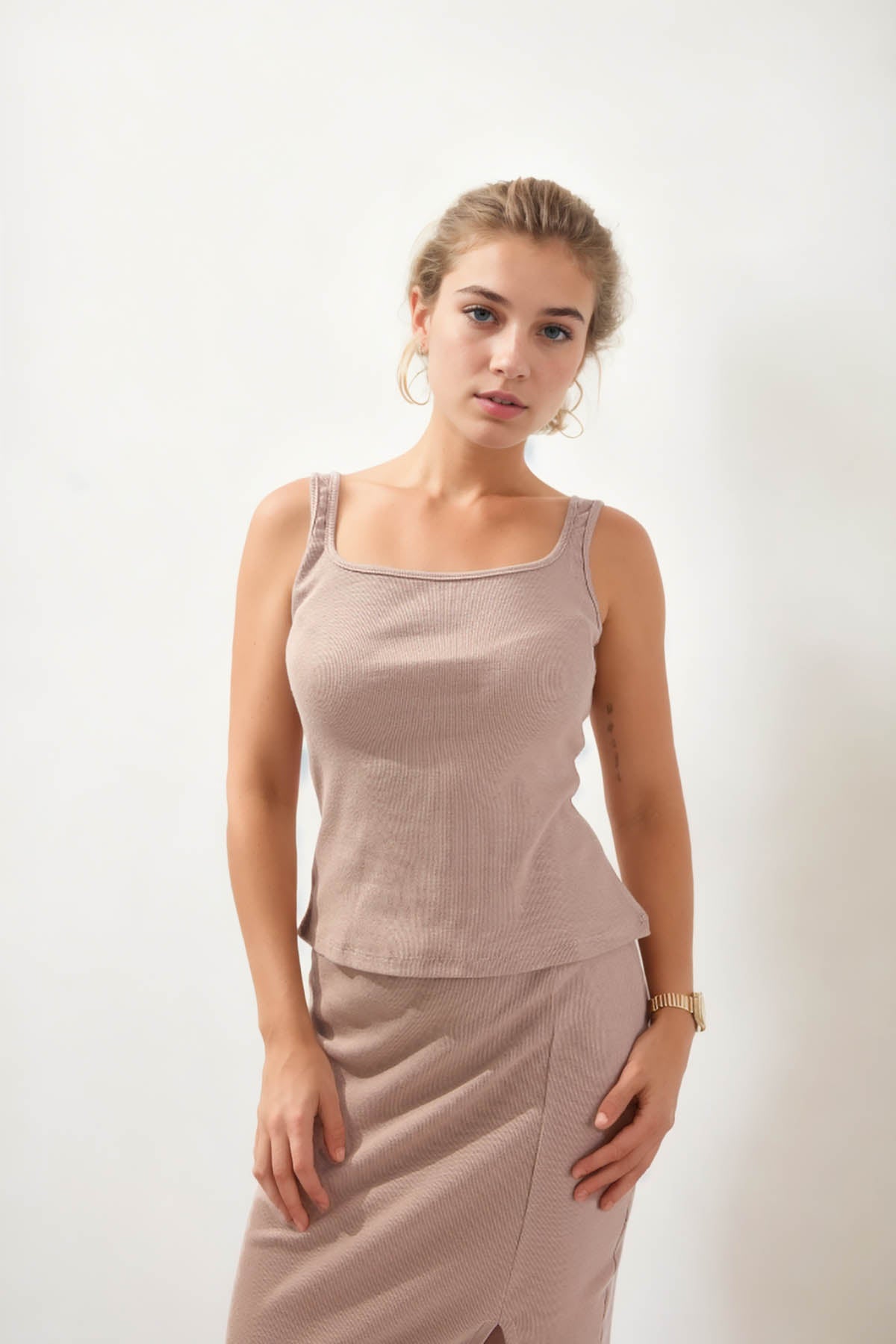 THICK SLEEVELESS BLOUSE