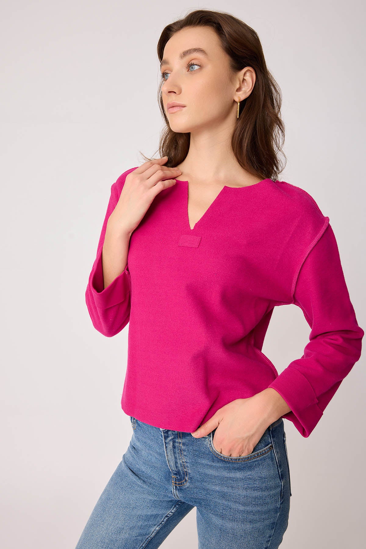 CUT V-COLLAR REVERSE-STITCH BLOUSE