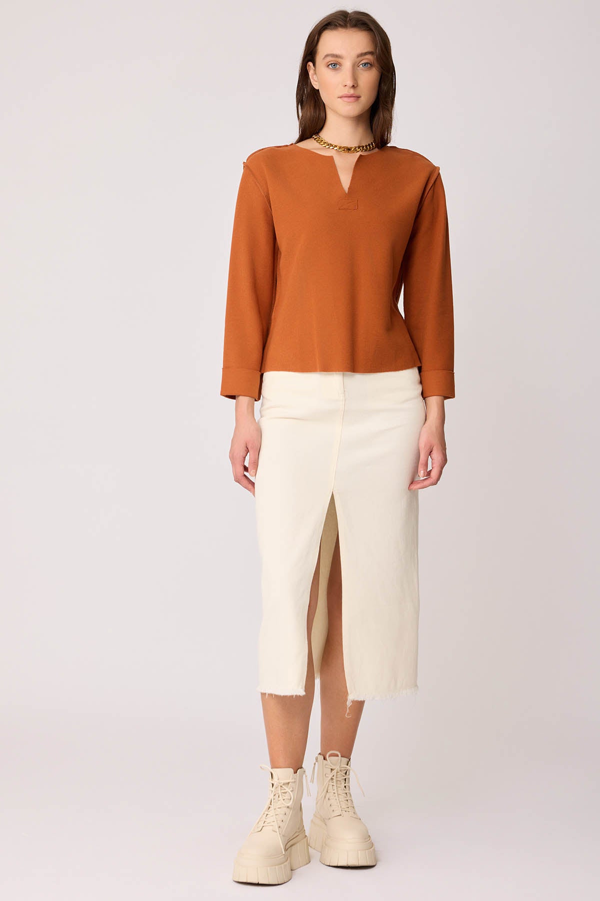 CUT V-COLLAR REVERSE-STITCH BLOUSE