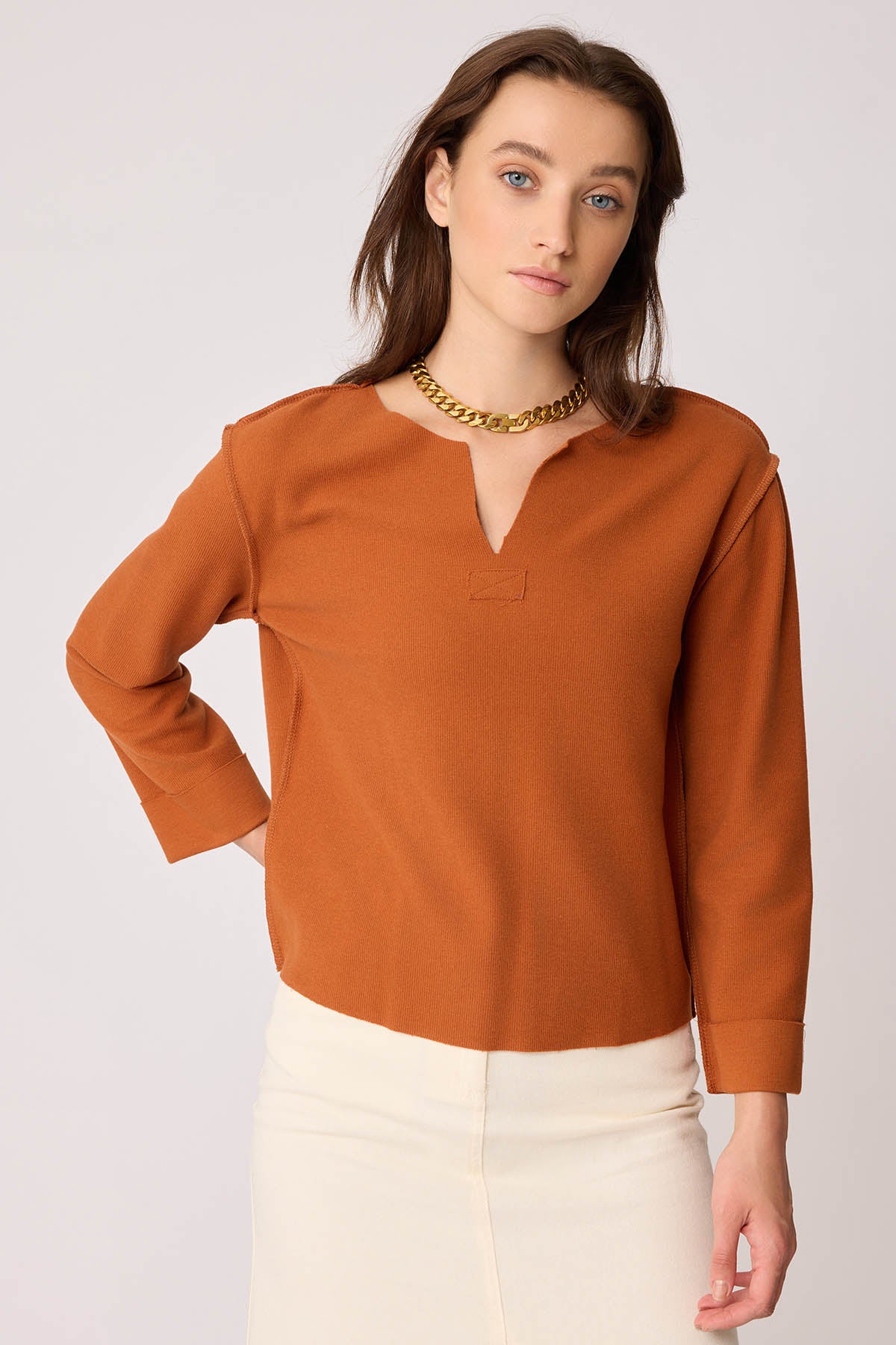 CUT V-COLLAR REVERSE-STITCH BLOUSE