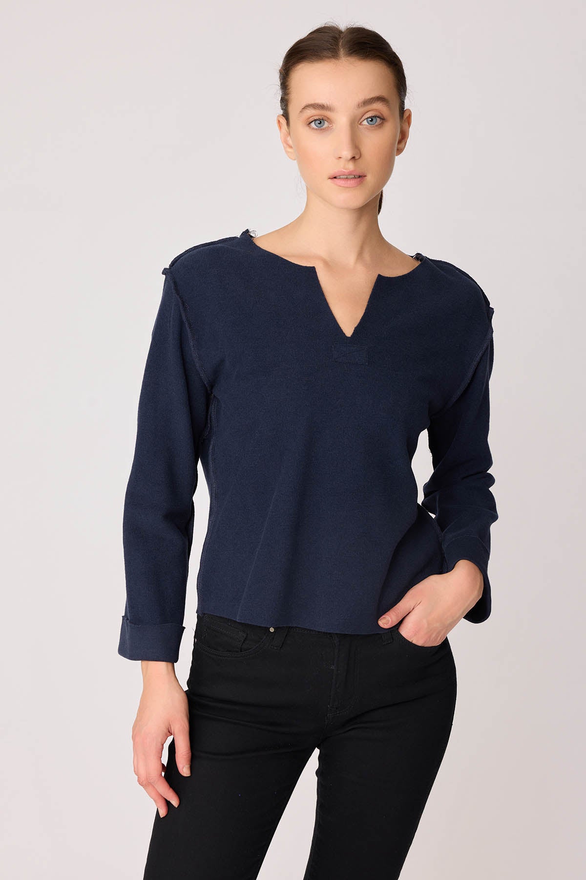 CUT V-COLLAR REVERSE-STITCH BLOUSE