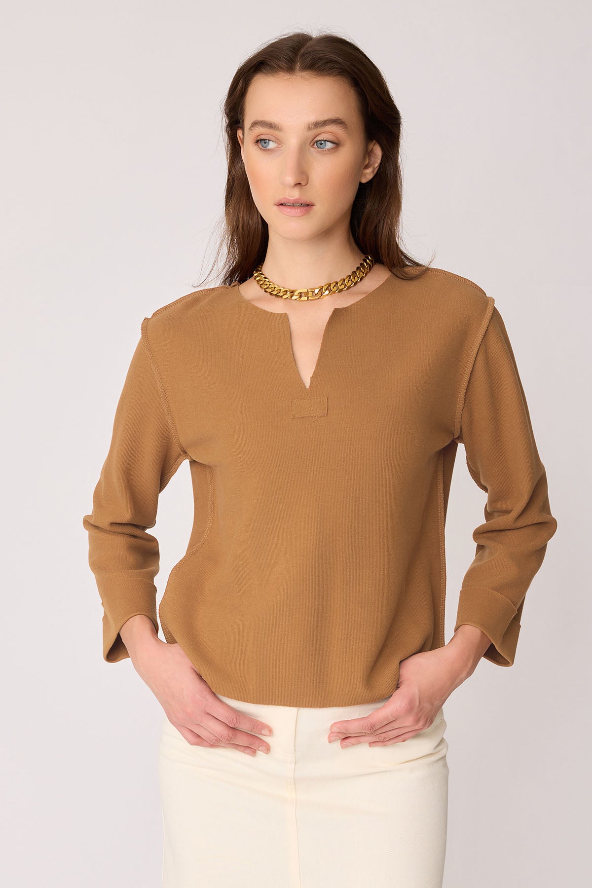 CUT V-COLLAR REVERSE-STITCH BLOUSE