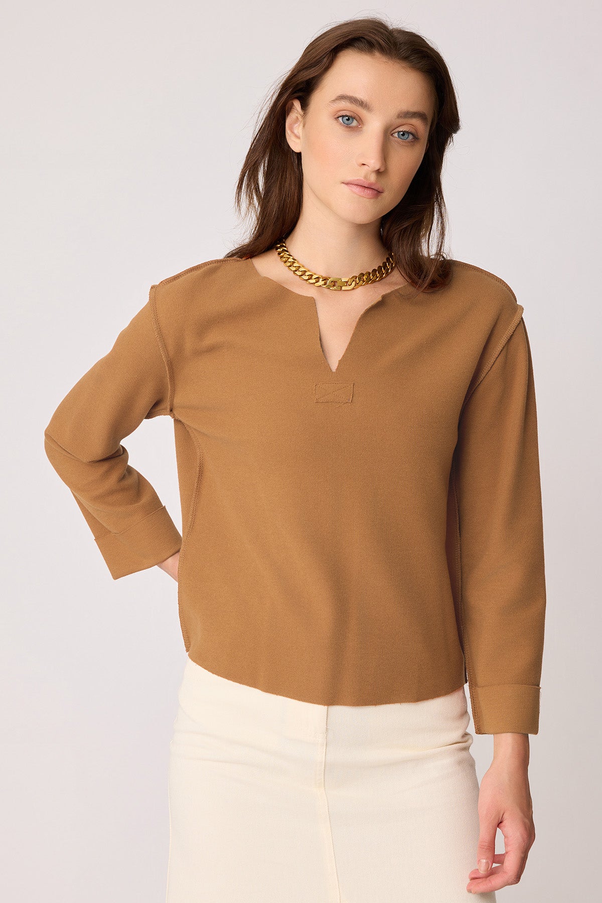 CUT V-COLLAR REVERSE-STITCH BLOUSE